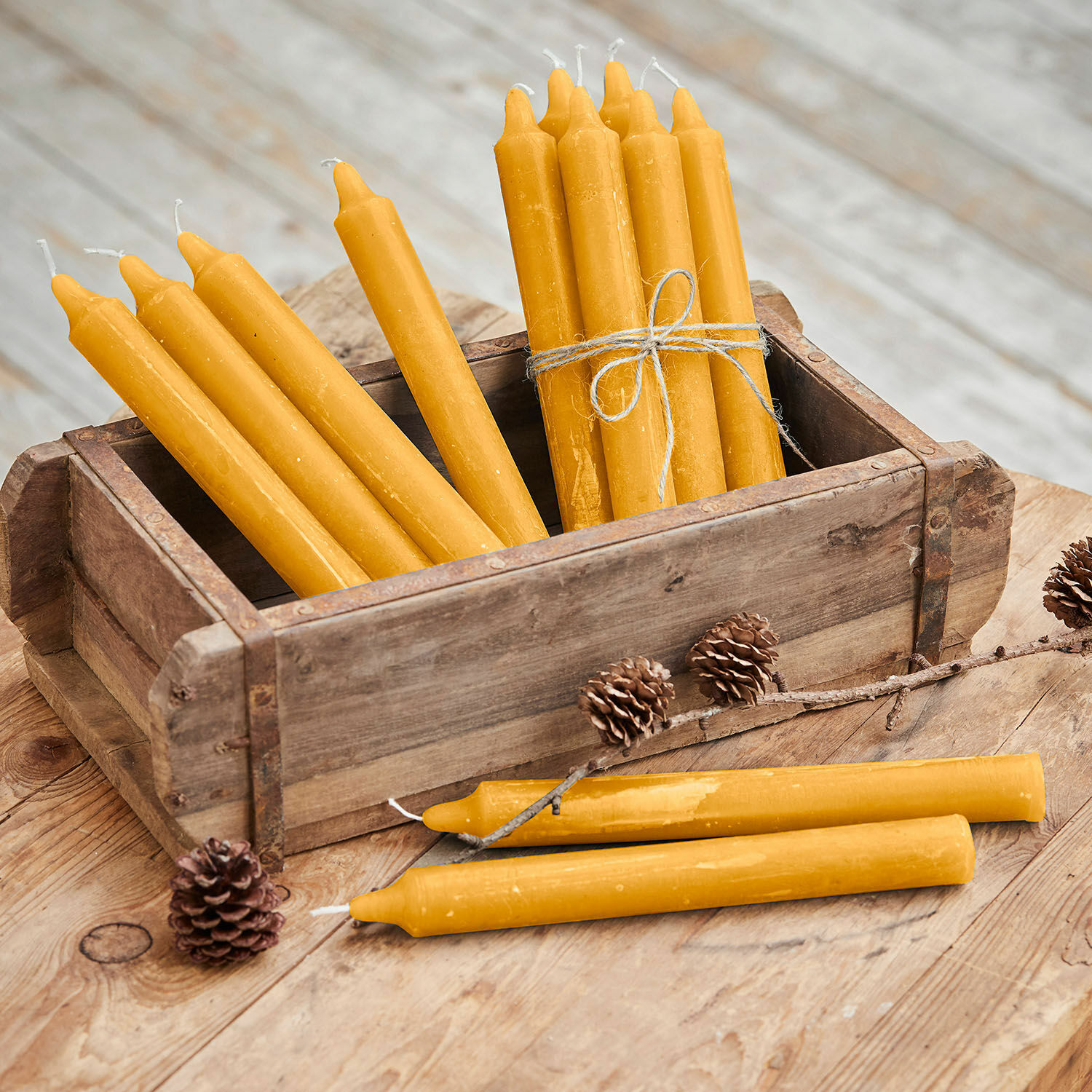 Kaars set van 12 Bauceau Set gele bijenwas kaarsen in houten kist op rustieke houten tafel