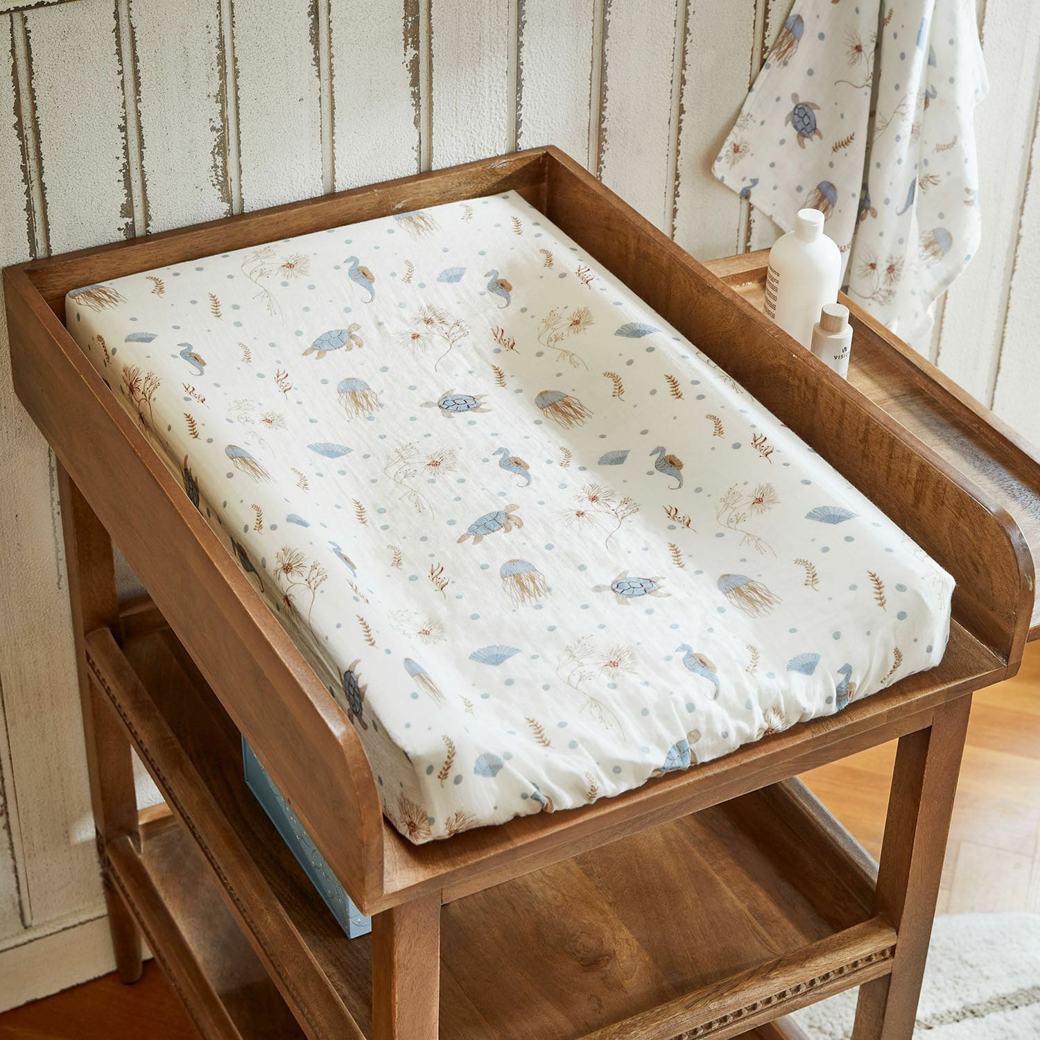 Hoes voor aankleedkussen Tinkertop Houten commode met matras met wit-blauwe zeedierenprint, praktisch meubel voor babykamer