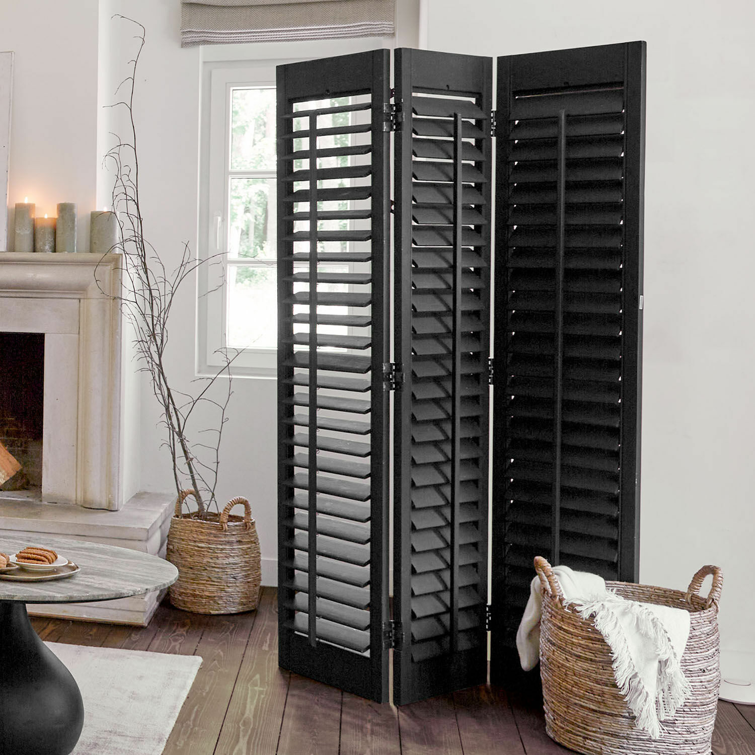 Roomdivider Ventura Zwarte houten kamerscherm met beweegbare panelen in moderne woonkamer met natuurlijke accenten