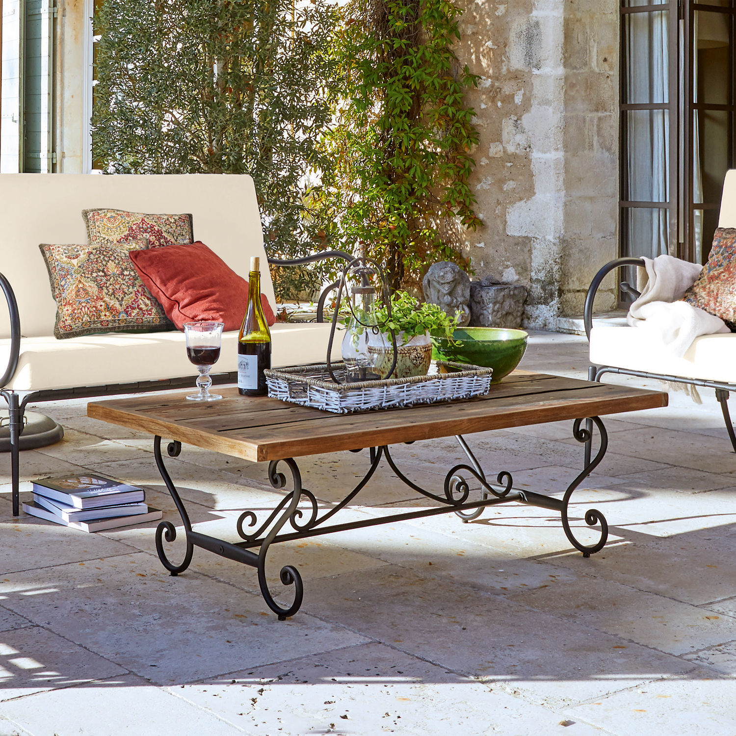 Tafel Fontaneda Salontafel met houten blad en metalen poten in vintage stijl op zonnig terras