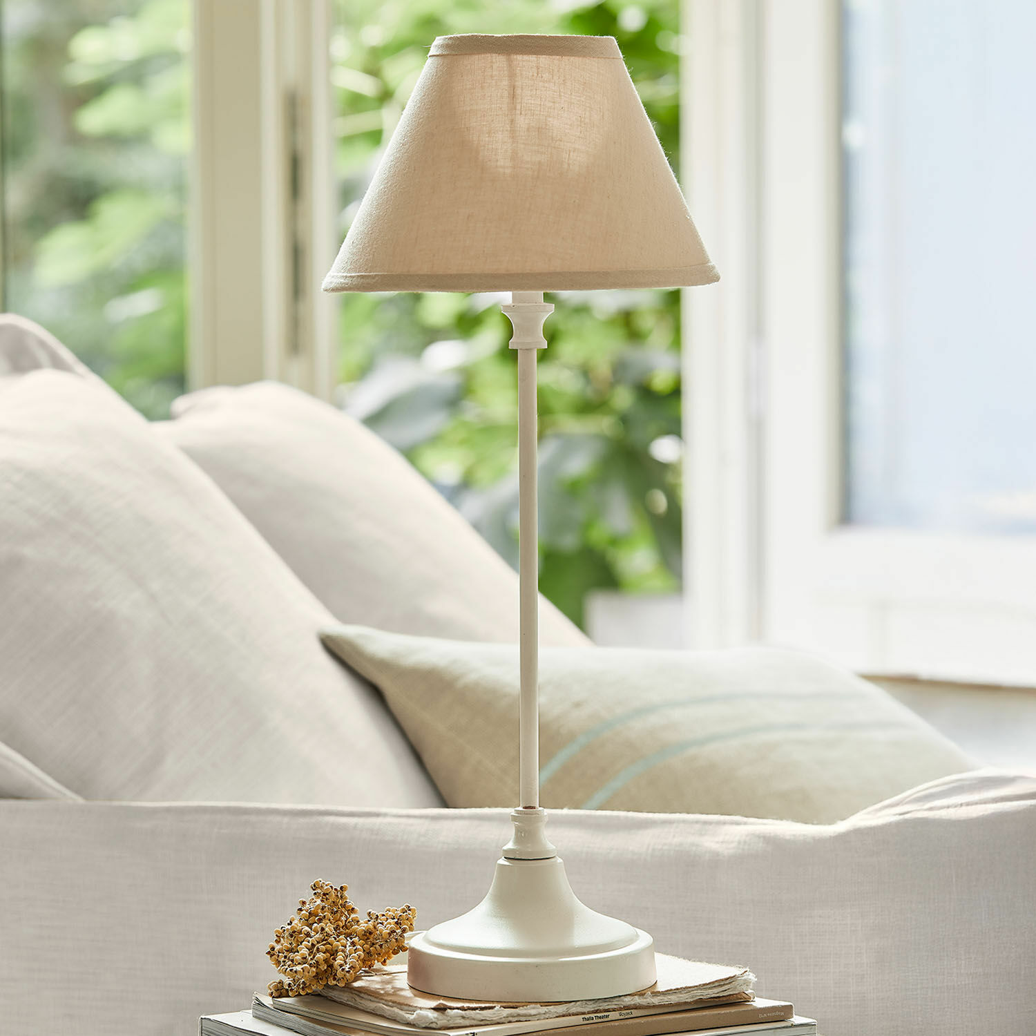 Tafellamp Swindon Beige tafellamp met stoffen kap en metalen voet voor woonkamer