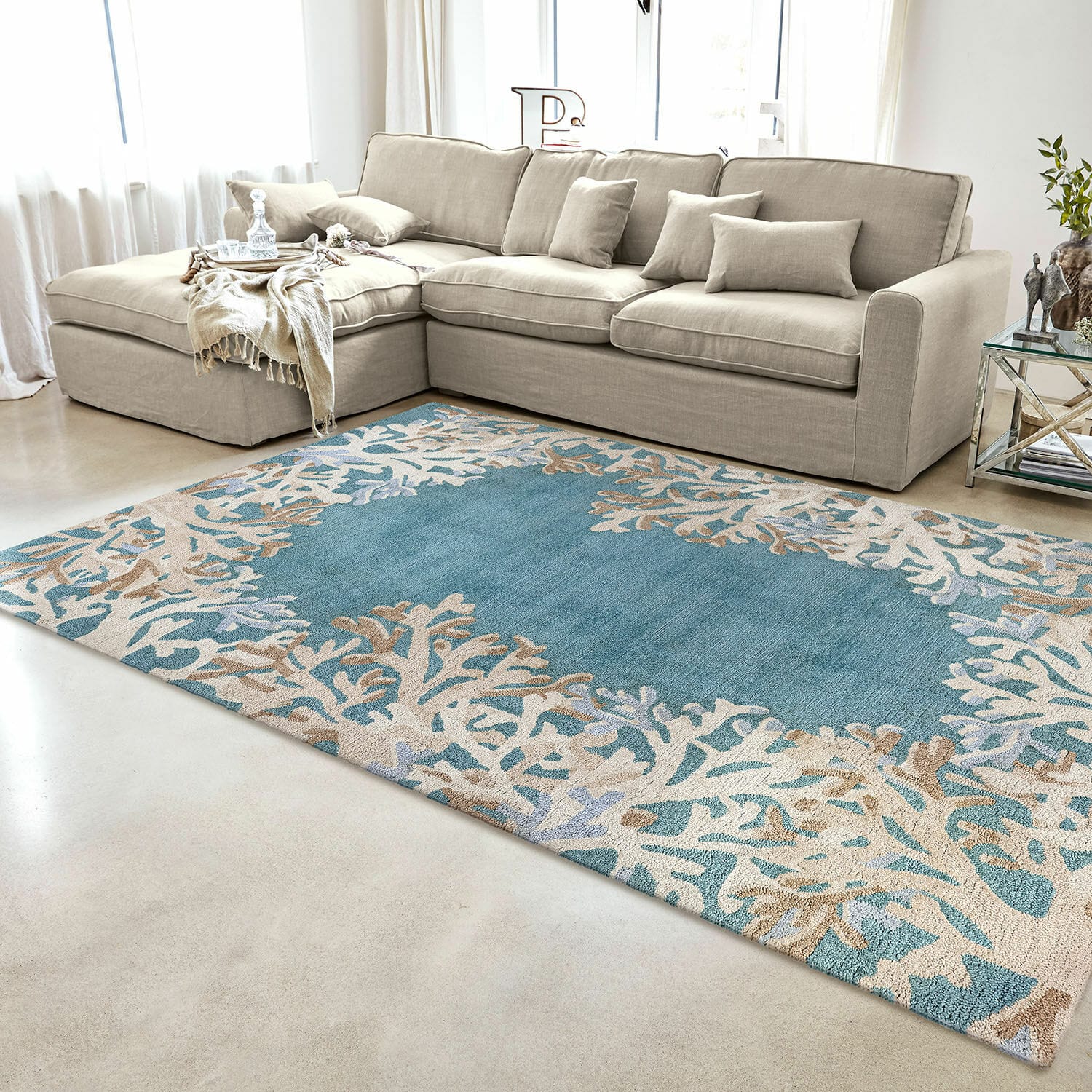 Vloerkleed voor binnen en buiten Dorlancourt Blauw-beige vloerkleed met koraalpatroon in moderne woonkamer met beige bank