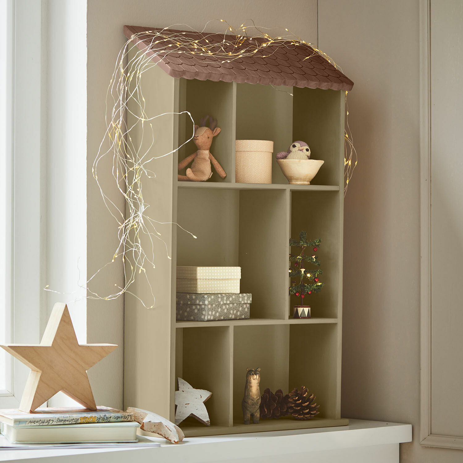 Wandrek Zerith Olijfgroene houten plank in huisvorm met kerstdecoratie en LED-lichtjes voor sfeervolle uitstraling