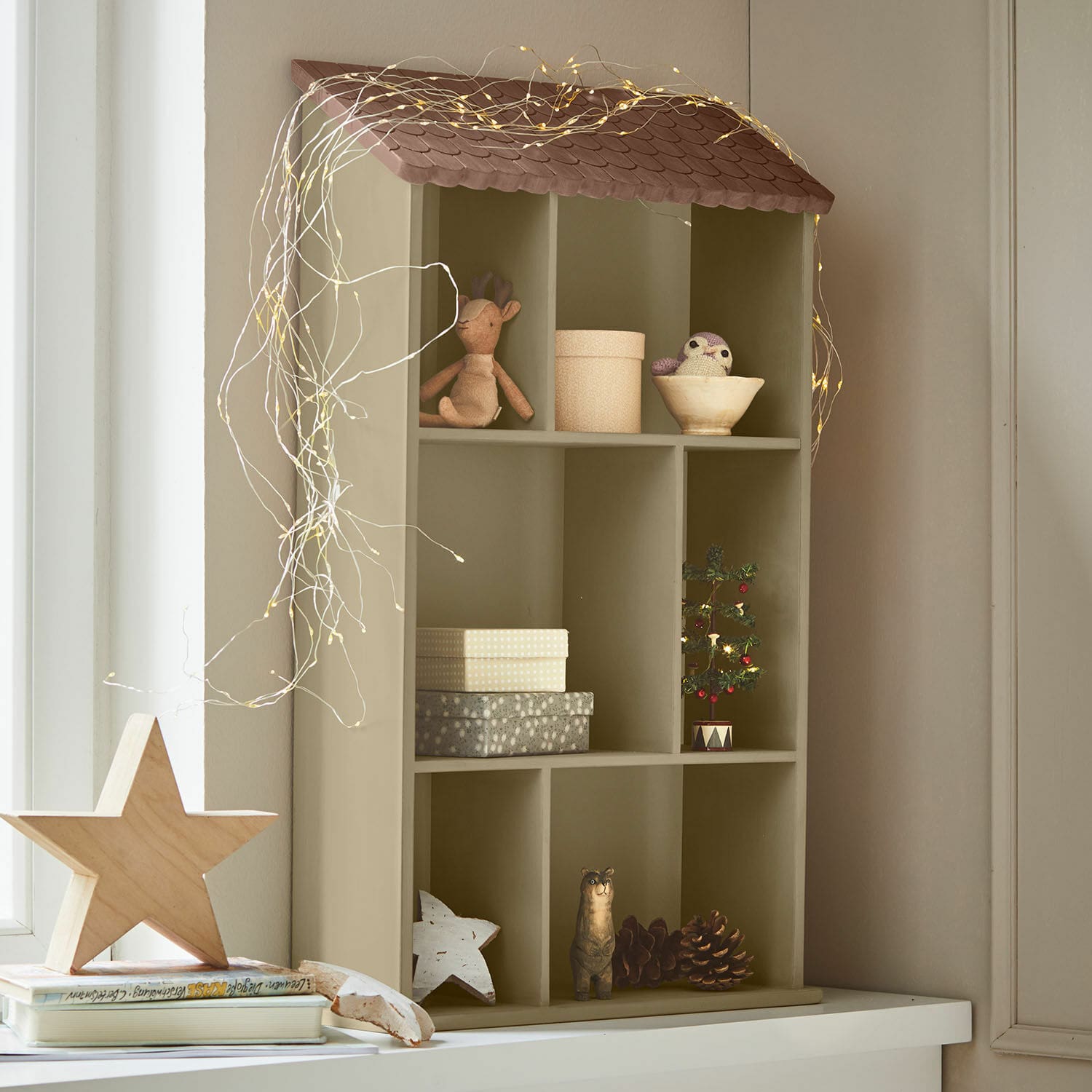 Wandrek Zerith Olijfgroene houten plank in huisvorm met kerstdecoratie en LED-lichtjes voor sfeervolle uitstraling