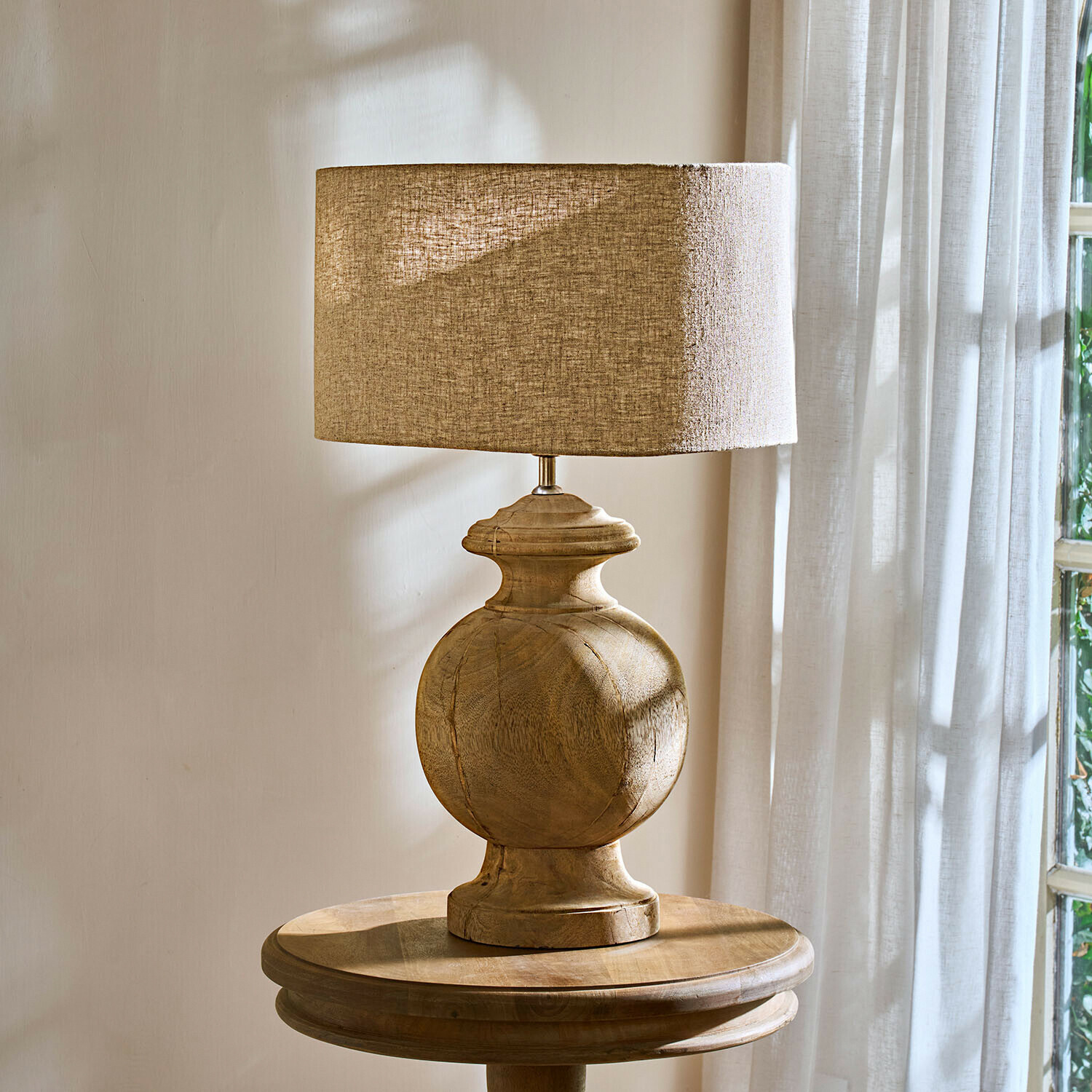 Tafellamp met houten voet en beige kap, natuurlijke materialen voor interieurdecoratie