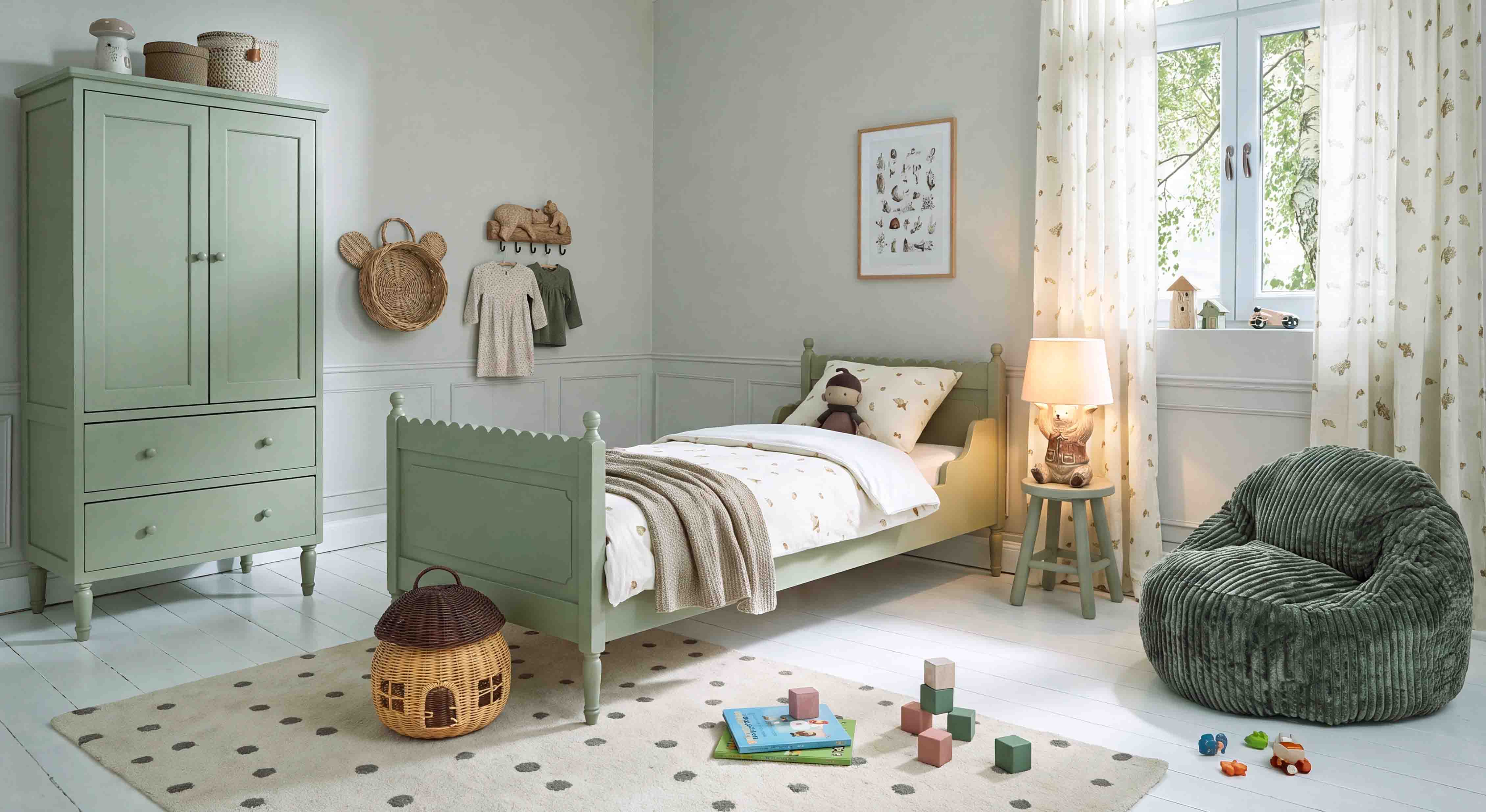Pastelgroene houten kast en bed in kinderkamer met zachte stoel en speelgoed