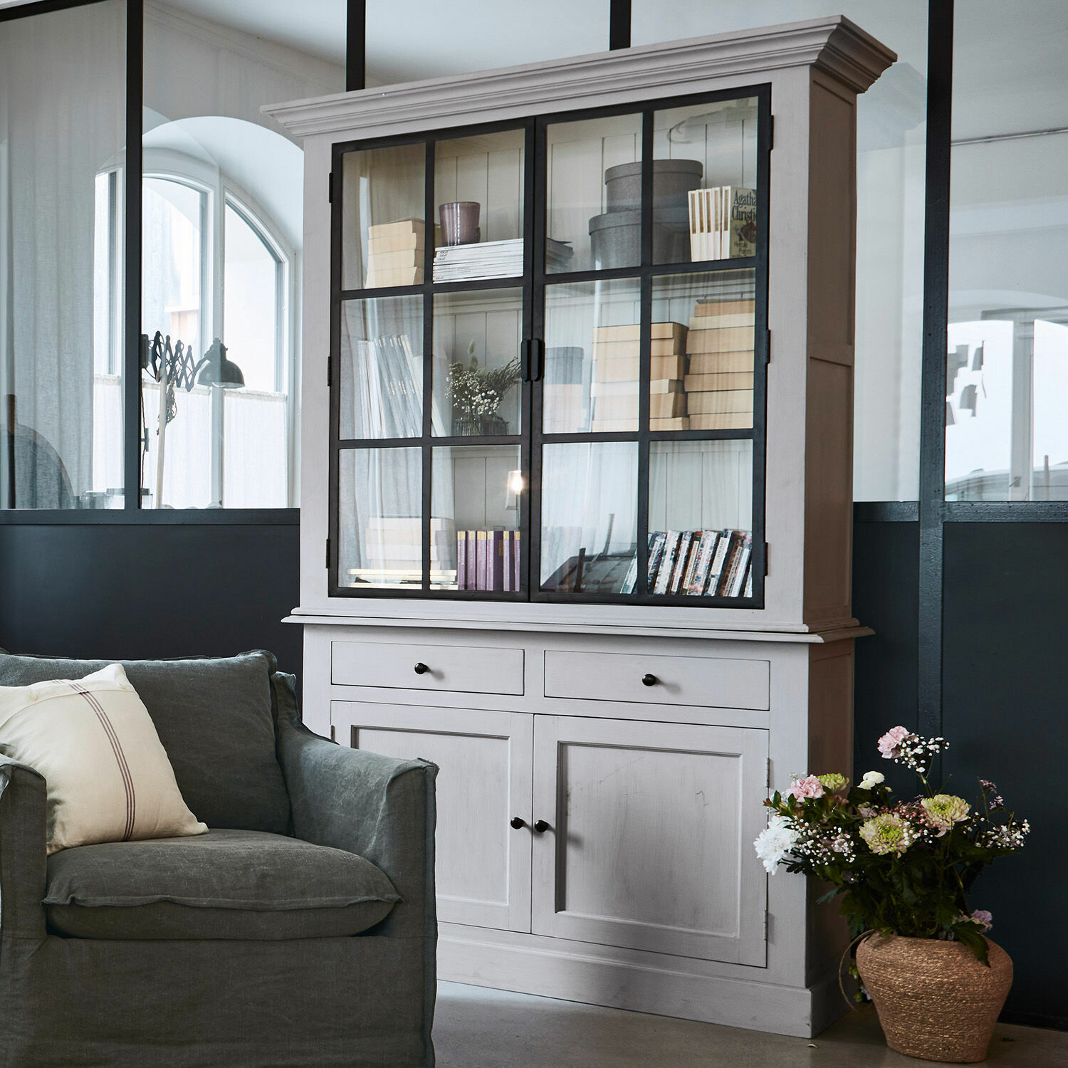 Kast Chamnery Witte houten vitrinekast met glazen deuren en lades in moderne woonkamer