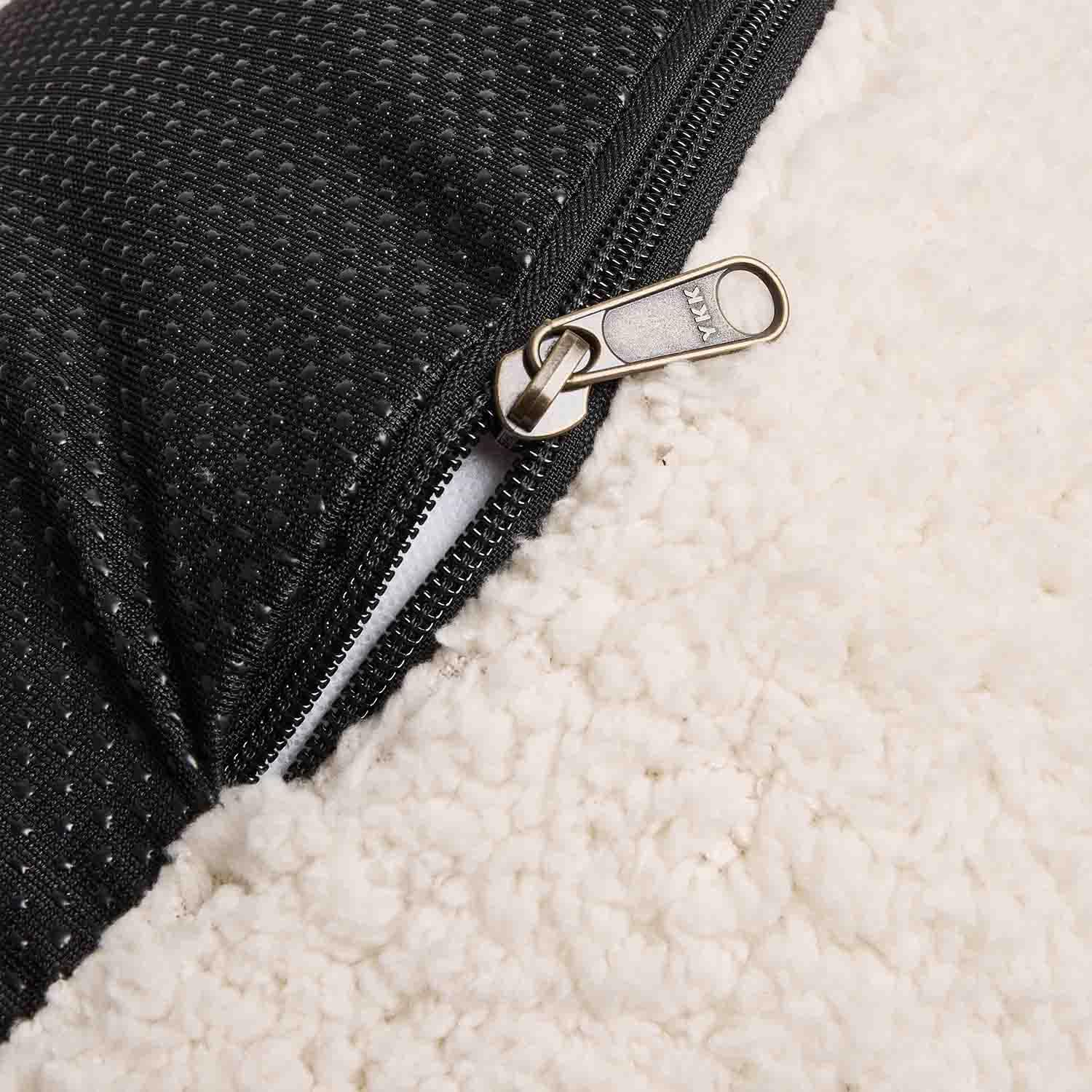 YKK-rits op zwarte antislipstof met wit zacht fleece materiaal ernaast