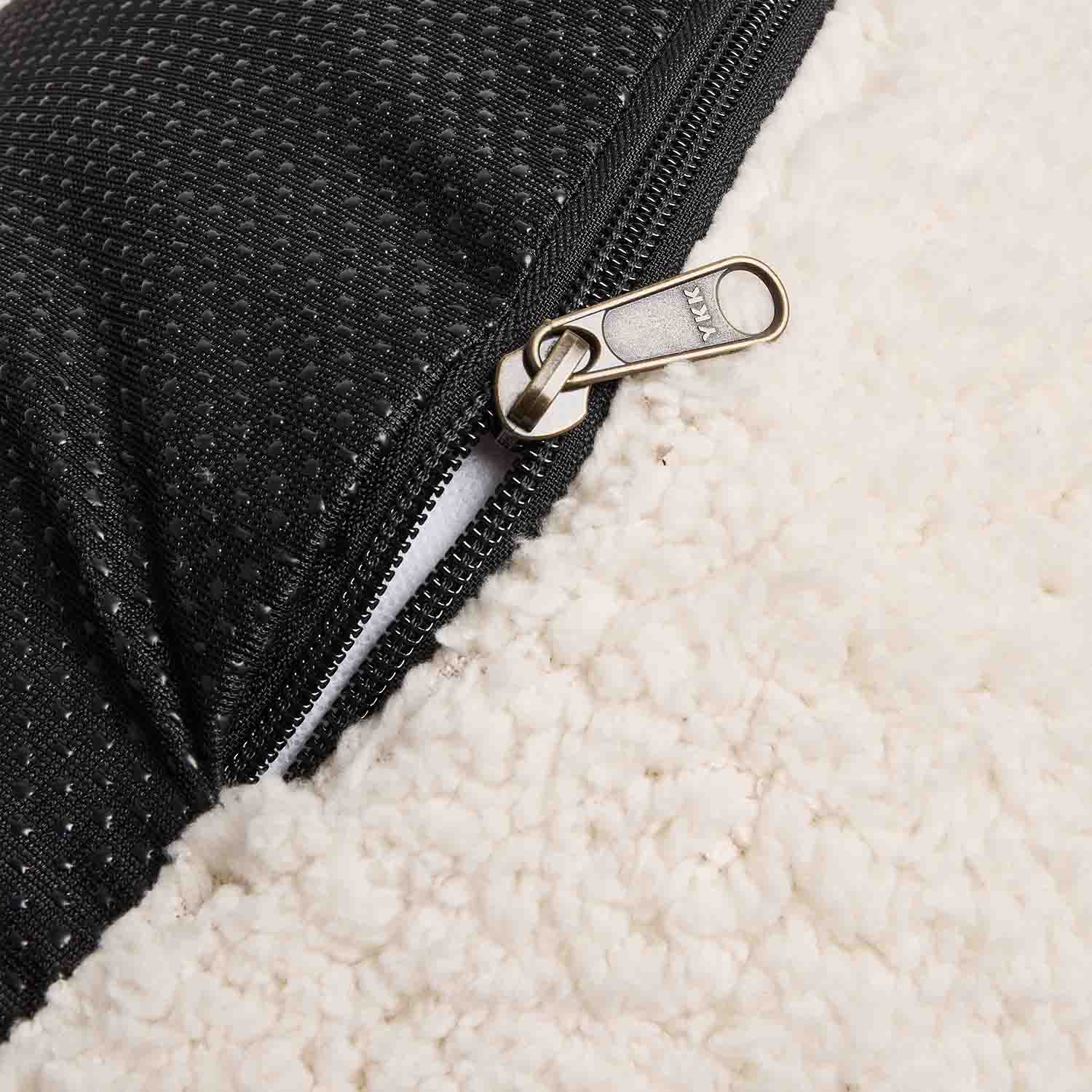 YKK-rits op zwarte antislipstof met wit zacht fleece materiaal ernaast