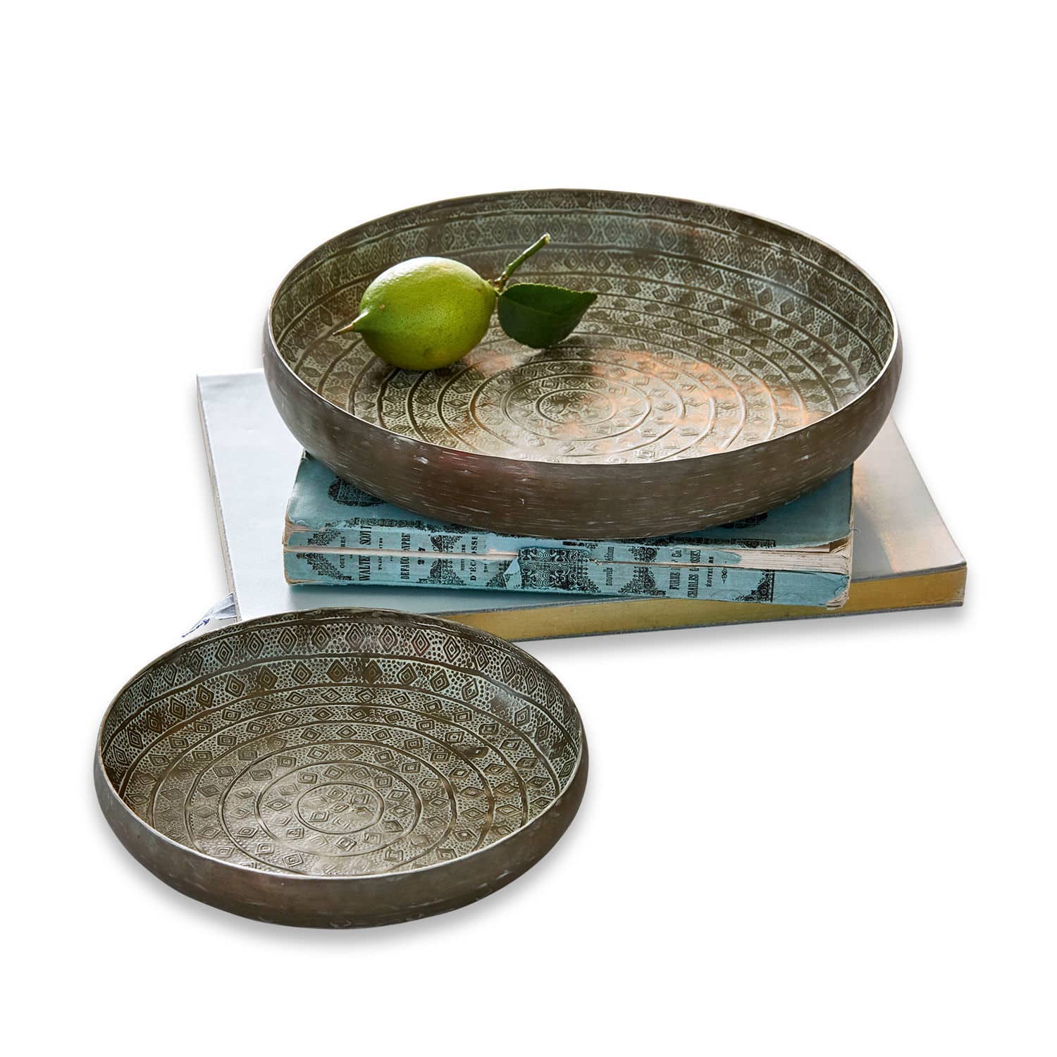 Schaal set van 2 Birse Set van twee metalen kommen met decoratief patroon in antiek zilver op boeken