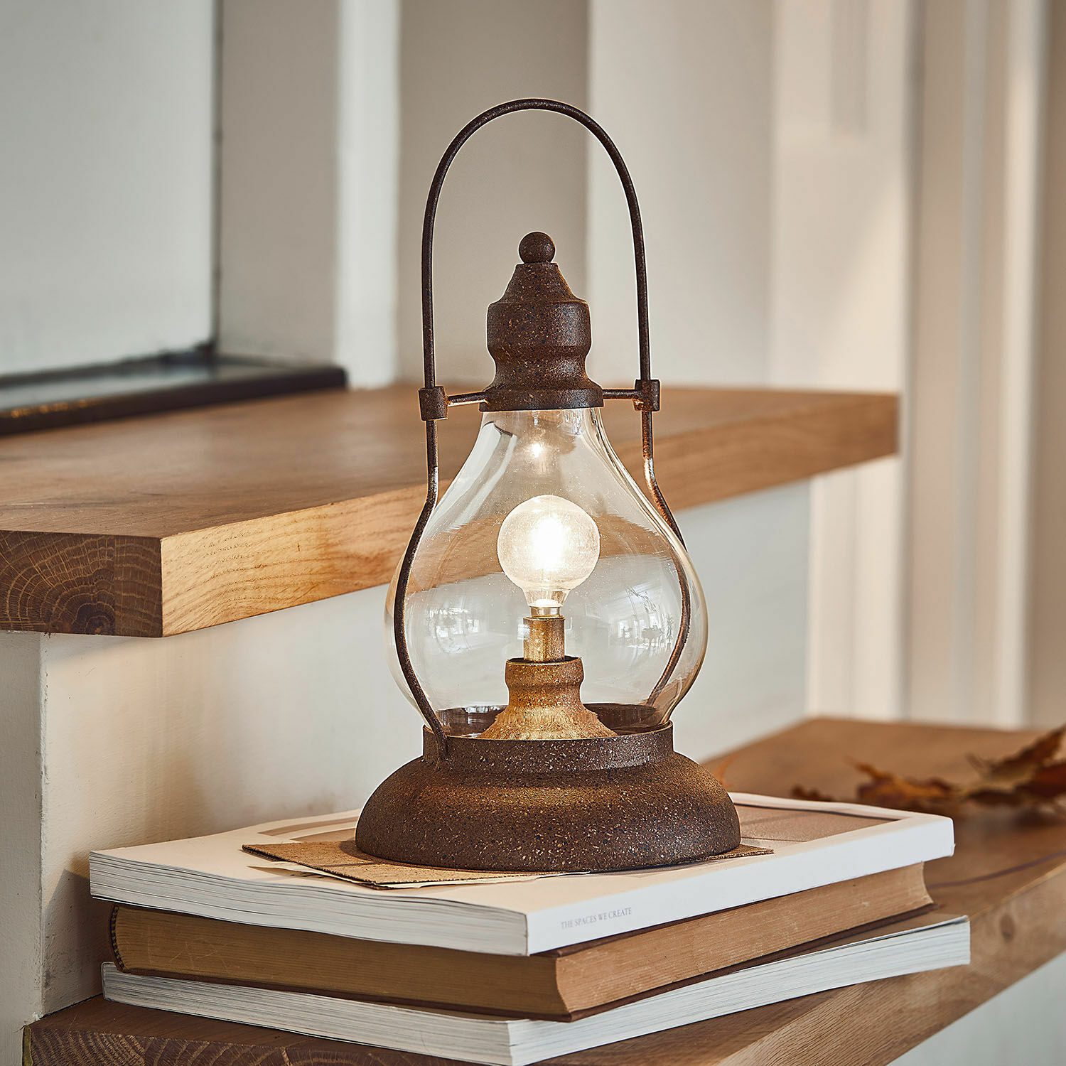 Oplaadbare LED-lantaarn Cortney Rustieke tafellamp van metaal en glas in roestkleur, decoratieve binnenverlichting