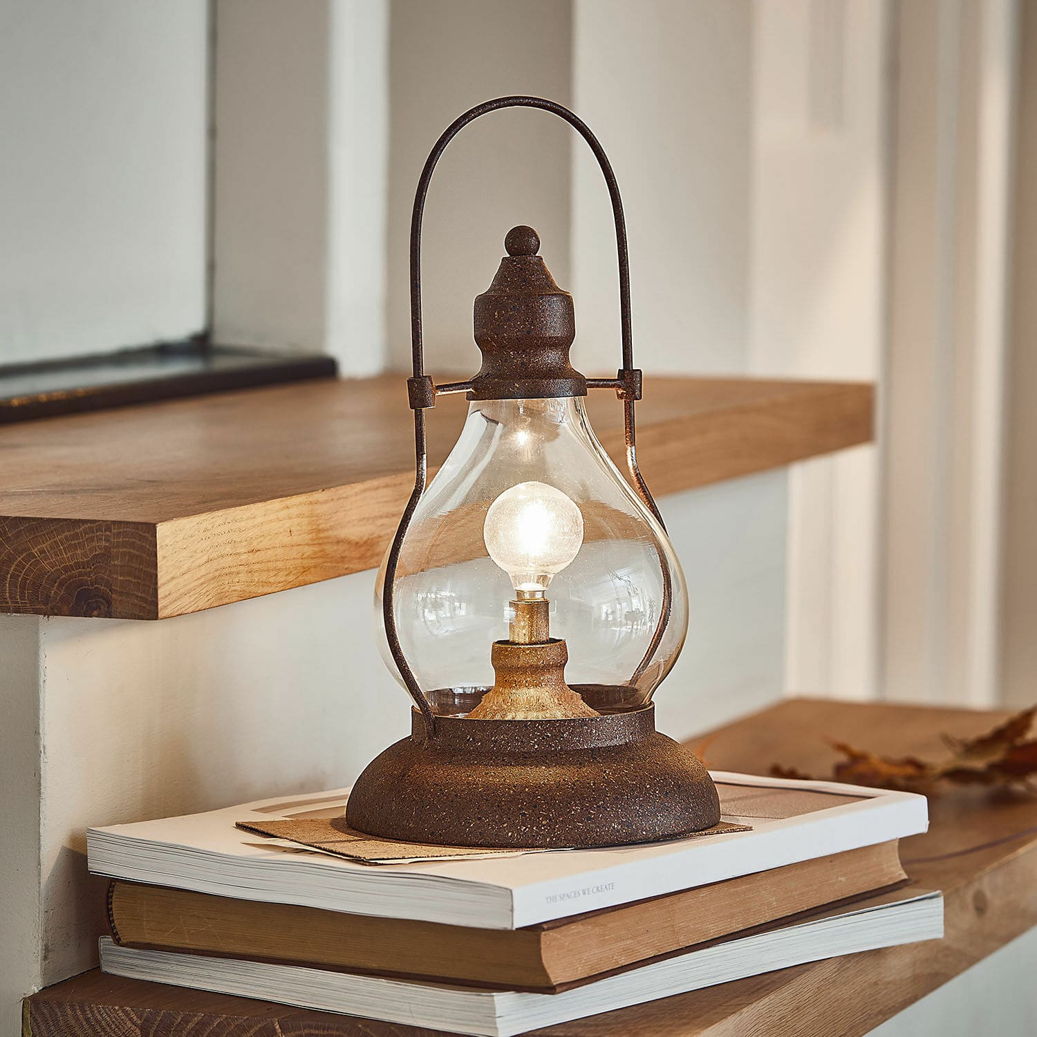 Oplaadbare LED-lantaarn Cortney Rustieke tafellamp van metaal en glas in roestkleur, decoratieve binnenverlichting