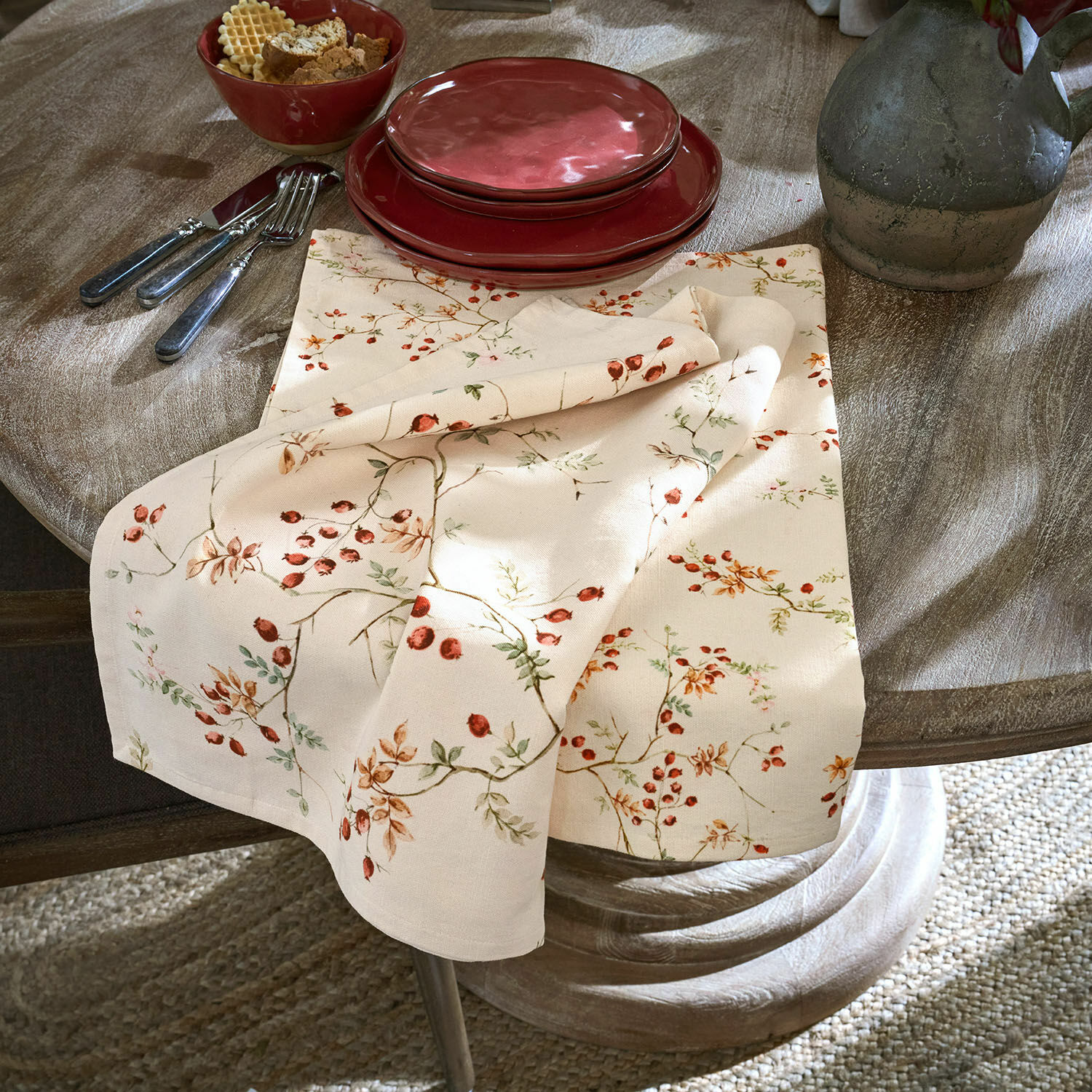 Theedoek set van 2 Mauriac Linnen tafelkleed in crèmekleur met rood-oranje bessenmotief op rustieke houten tafel