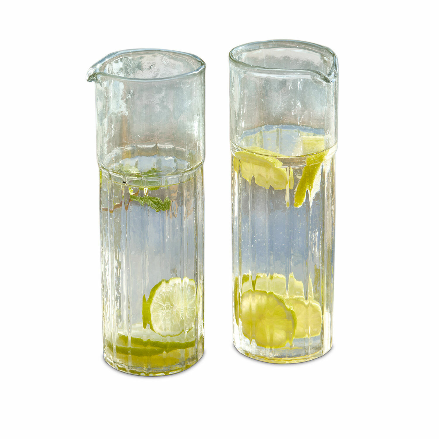 Karaf set van 2 Roseville Twee doorzichtige glazen kannen met water en citroenschijfjes, ideaal om dranken te serveren.