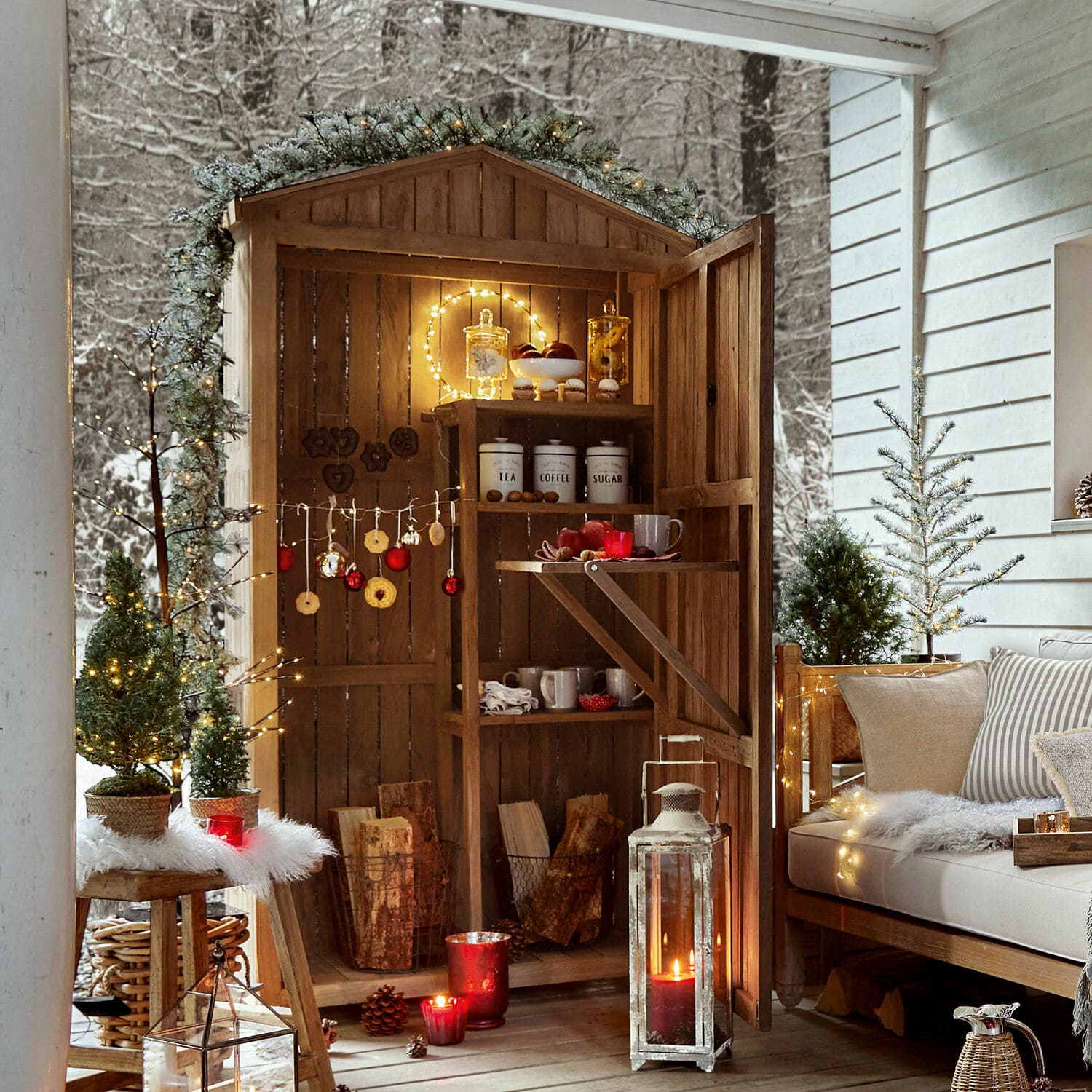 Houten schuurtje met planken, versierd met kerstverlichting en decoraties op een gezellige winterterras