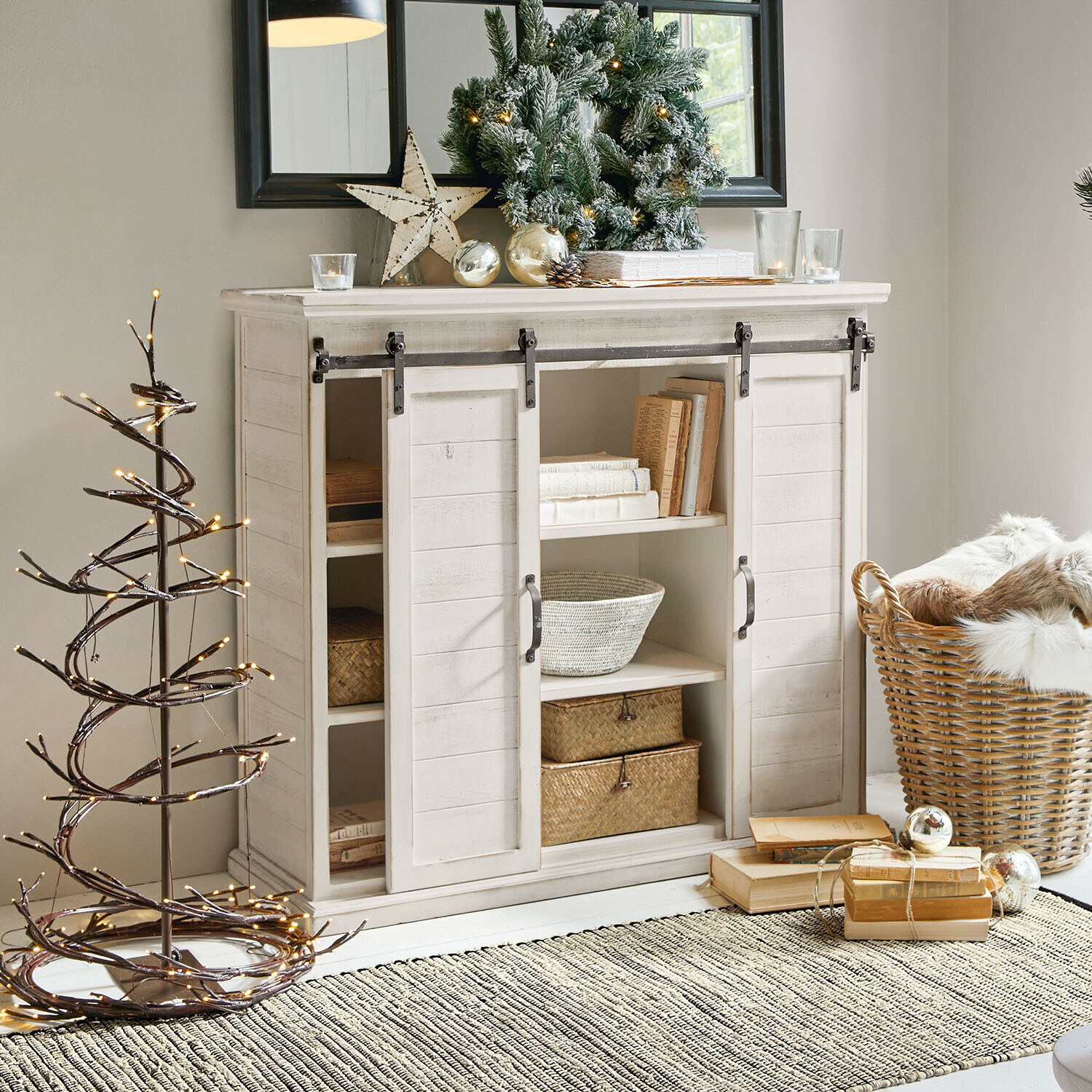 Kast Perrin Witte houten dressoir met schuifdeuren en kerstdecoratie in lichte woonkamer
