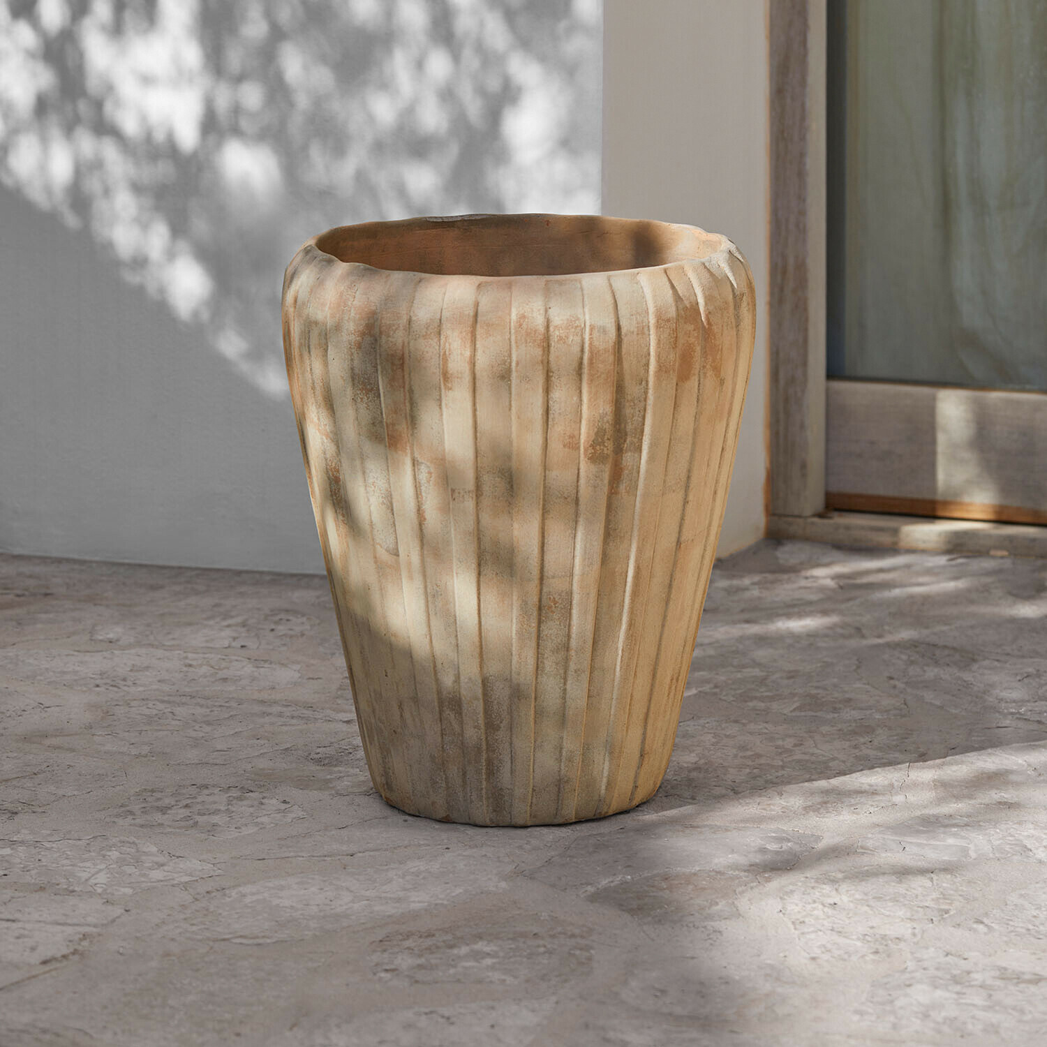 Grote beige keramische vaas met verticale groeven, decoratie voor binnen en buiten