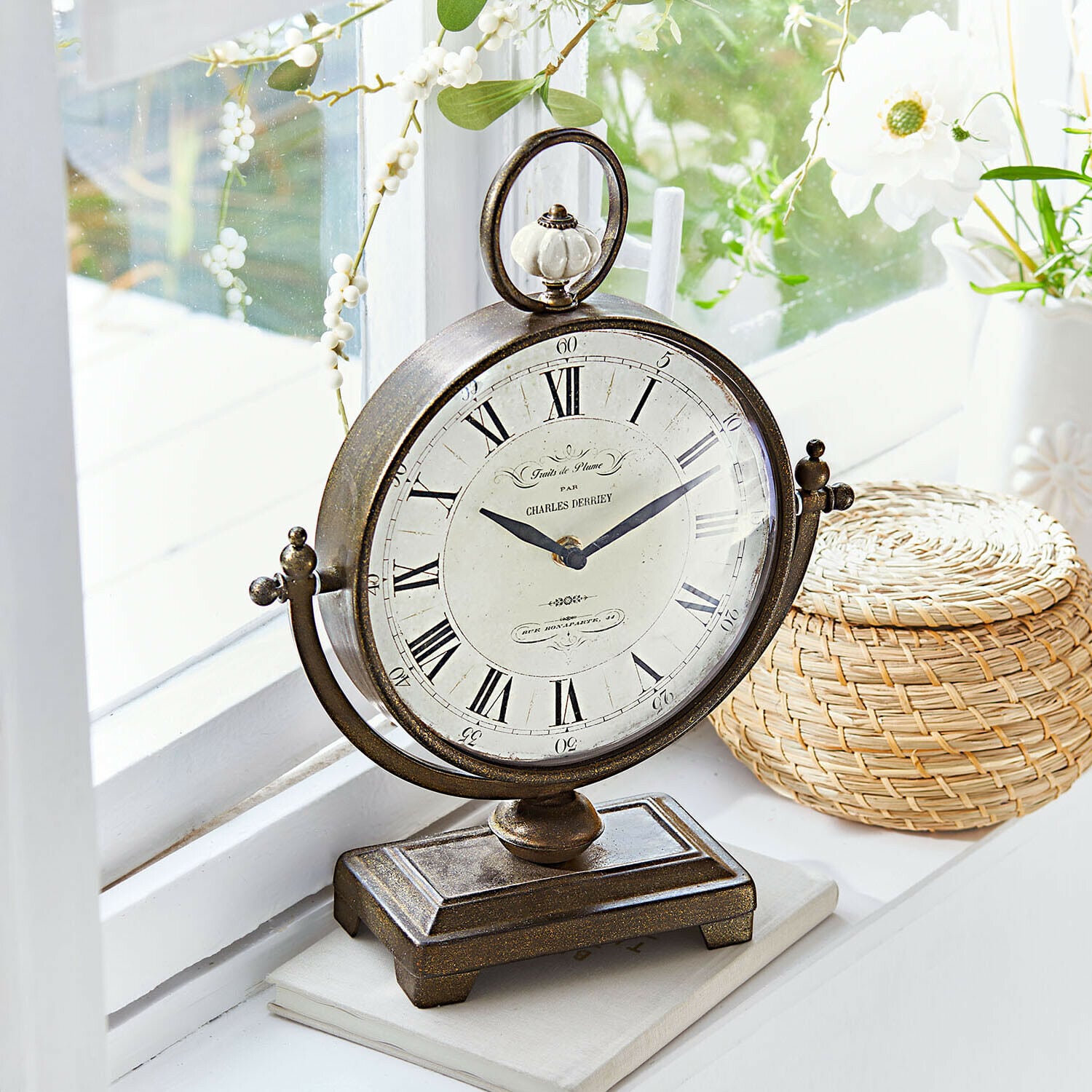 Klok Norwick Vintage metalen tafelklok met witte wijzerplaat en Romeinse cijfers, stijlvolle woondecoratie