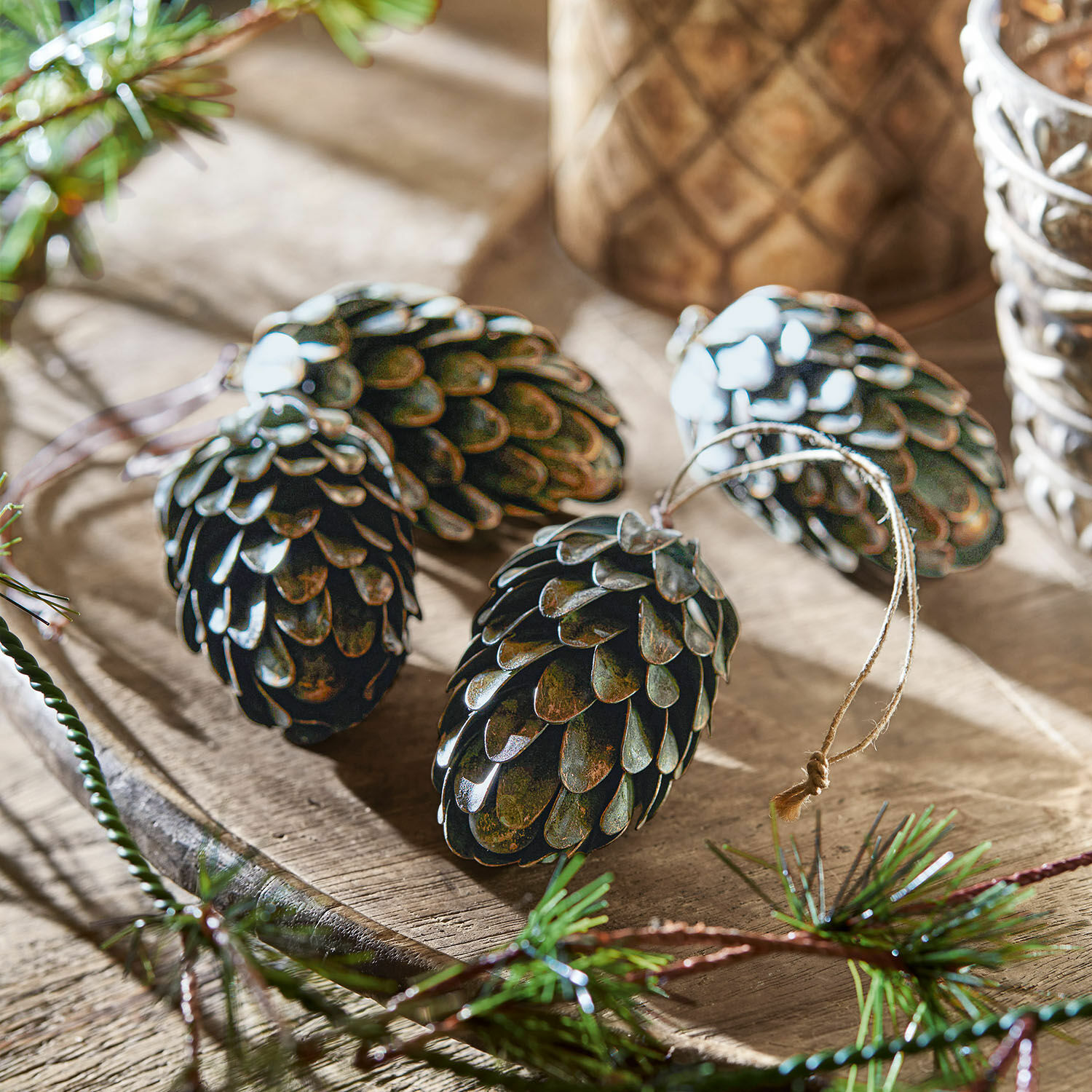 Hanger set van 4 Lonrai Donkere metalen dennenappels met ophangkoord voor kerstdecoratie op houten dienblad