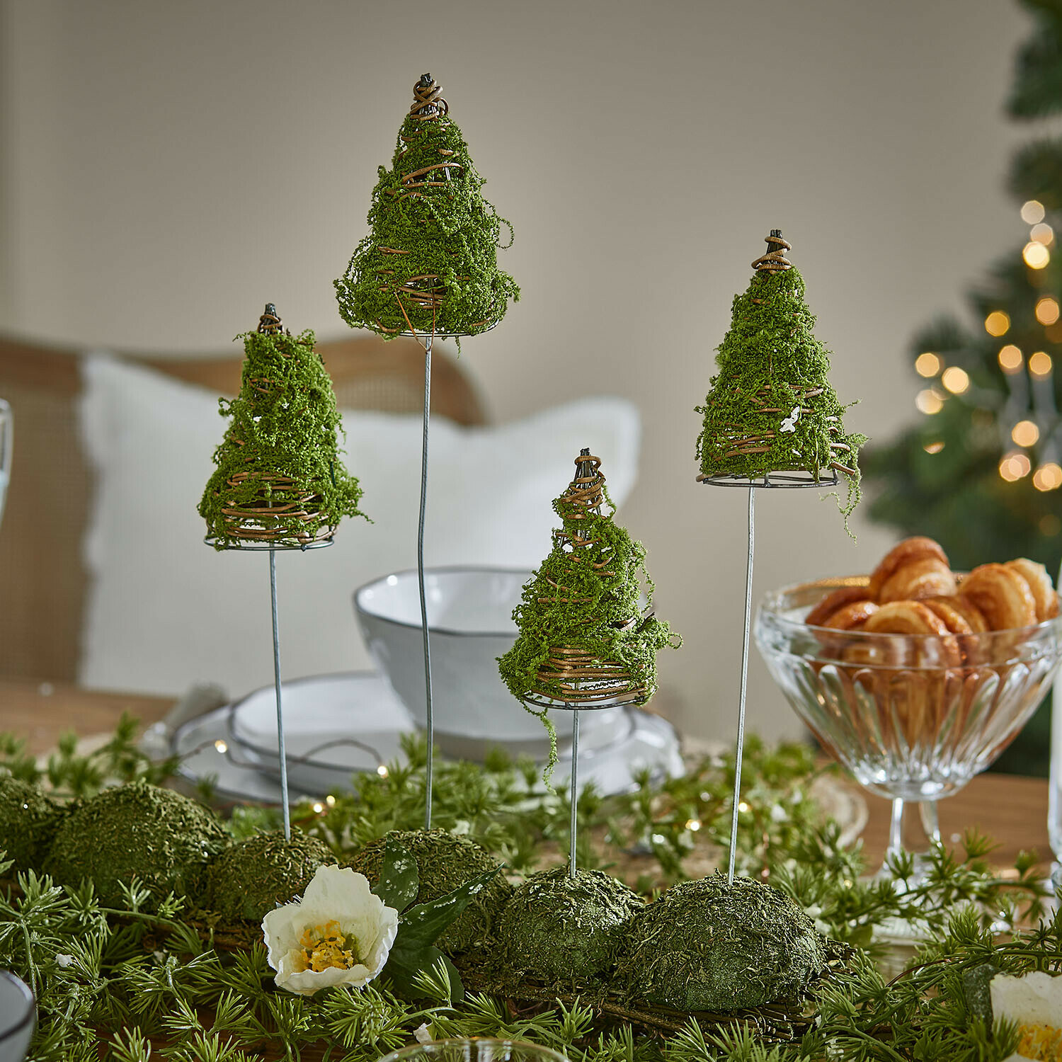 Decoratieve boom set van 4 Cassiola Tafeldecoratie met groene mosbomen op metalen standaards in feestelijke sfeer
