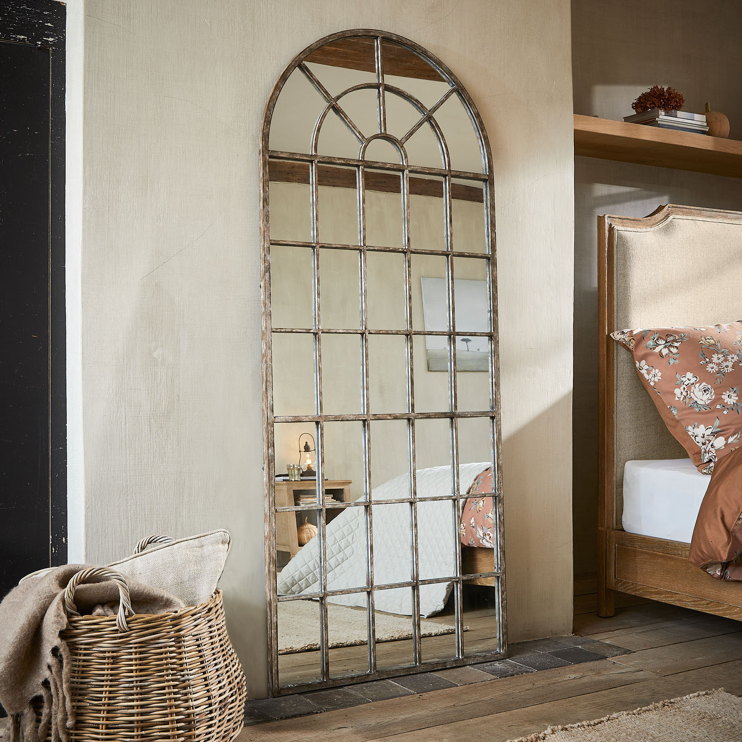 Grote staande spiegel met bruin metalen frame in vintage stijl, decoratie voor slaapkamer