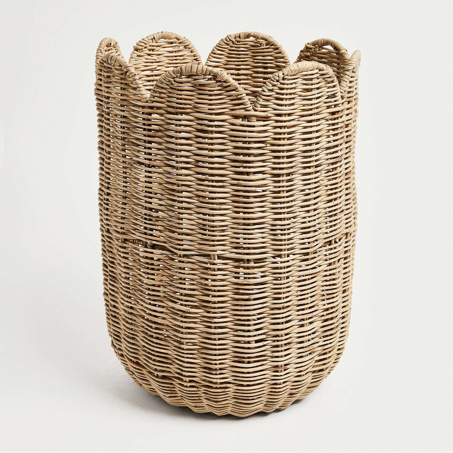 Ronde mand van natuurlijk riet met golvende rand voor stijlvolle opbergruimte