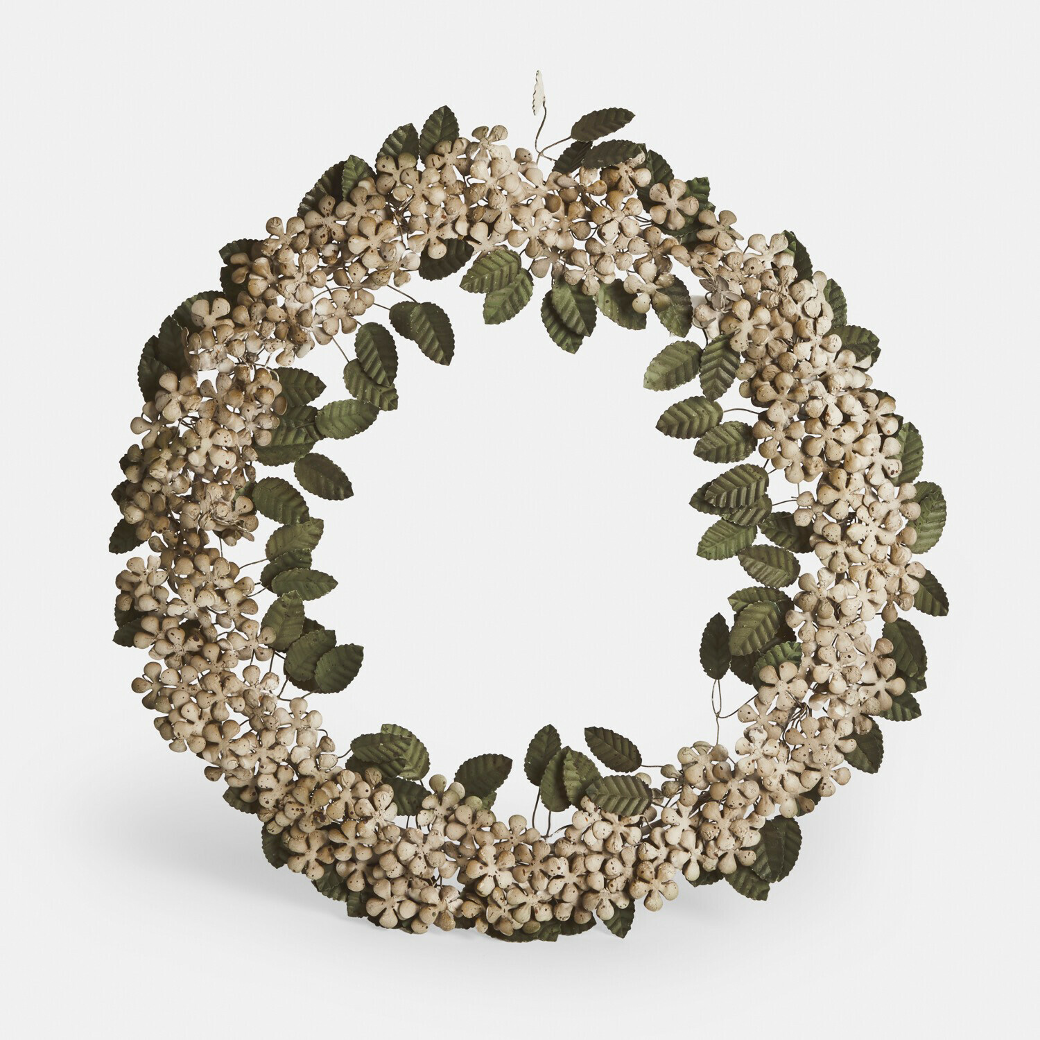 Krans Zinnea Decoratieve metalen krans met crèmekleurige bloemen en groene bladeren voor wanddecoratie