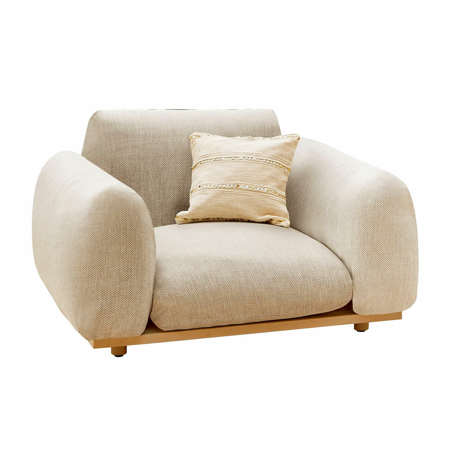 Loungestoel Savinard Beige fauteuil van zachte stof met sierkussen op houten voet voor een gezellige woonkamer