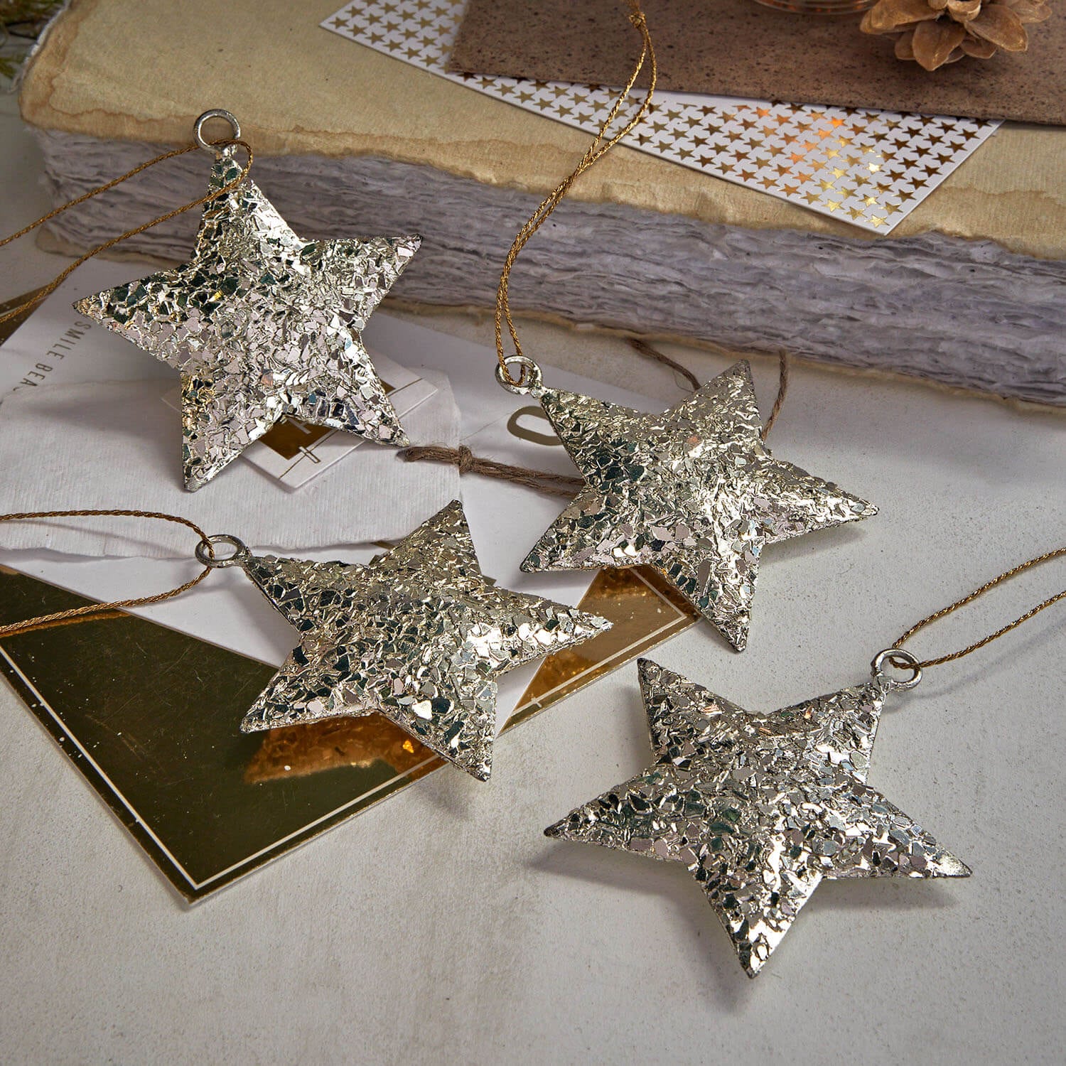 Set van vier zilverkleurige, gestructureerde sterren om op te hangen, feestelijke kerstdecoratie