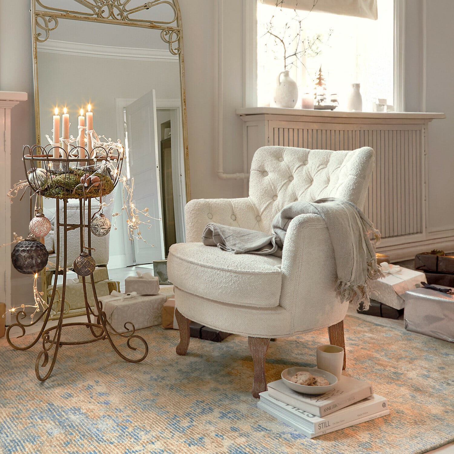 Fauteuil Calgary Beige bouclé stoffen fauteuil met grijze deken op patroon vloerkleed in gezellige woonkamer