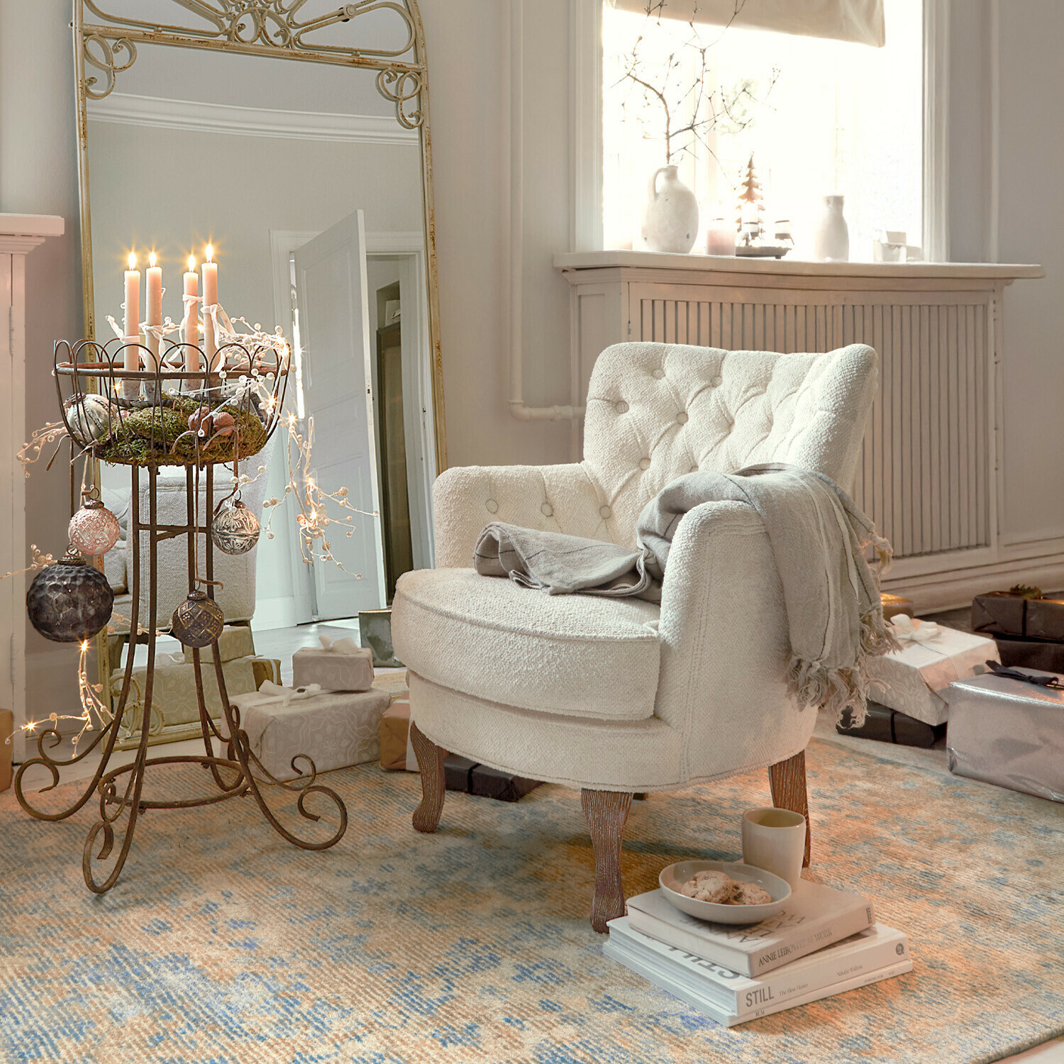 Fauteuil Calgary Beige bouclé stoffen fauteuil met grijze deken op patroon vloerkleed in gezellige woonkamer