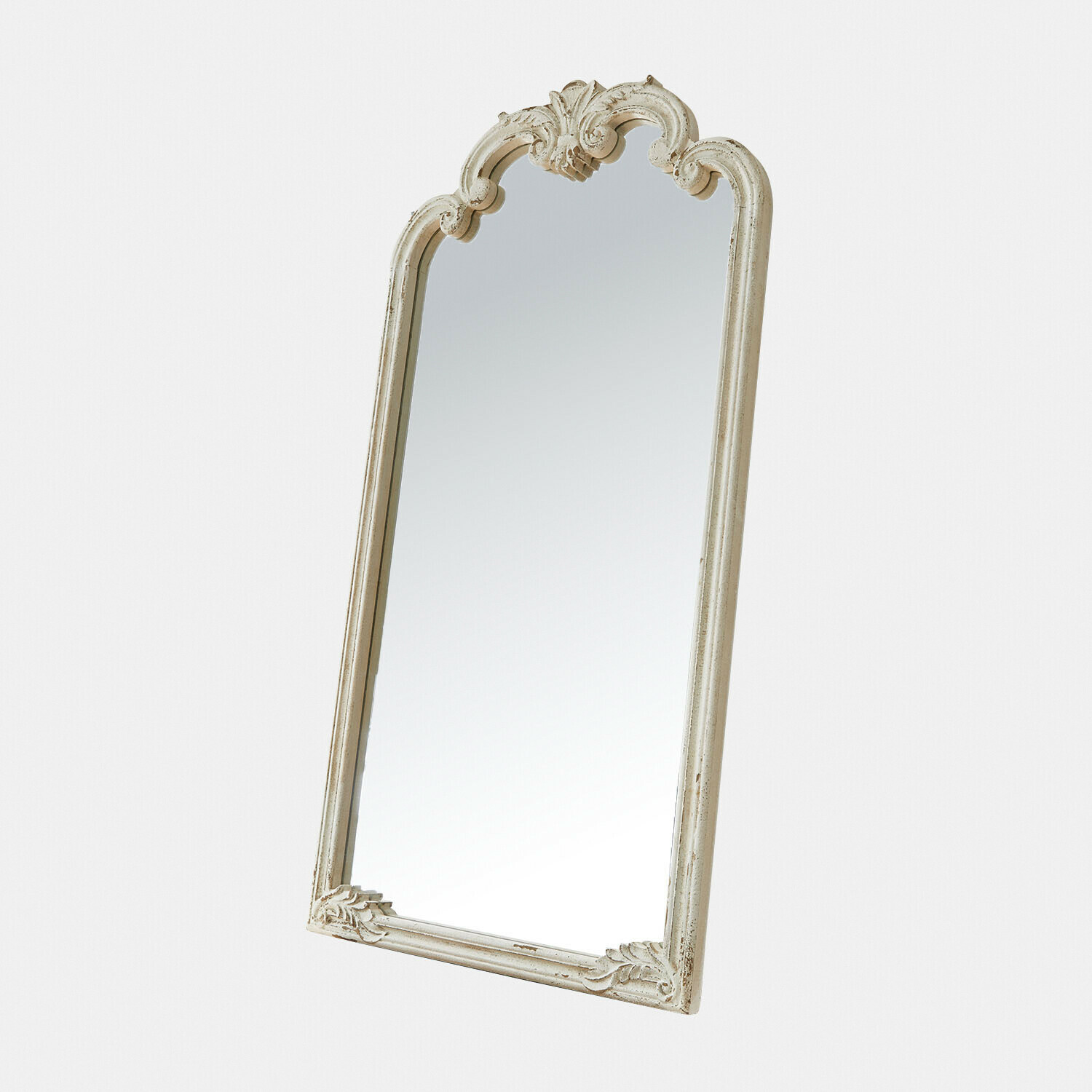 Wandspiegel met crème houten lijst en sierlijk vintage design voor interieurdecoratie