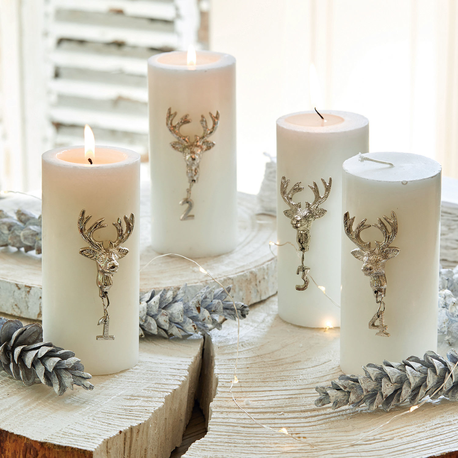 Decoratiepin set van 4 Charre Witte adventskaarsen met hertdecoratie en cijfers op hout met dennenappels en LED-lichtjes