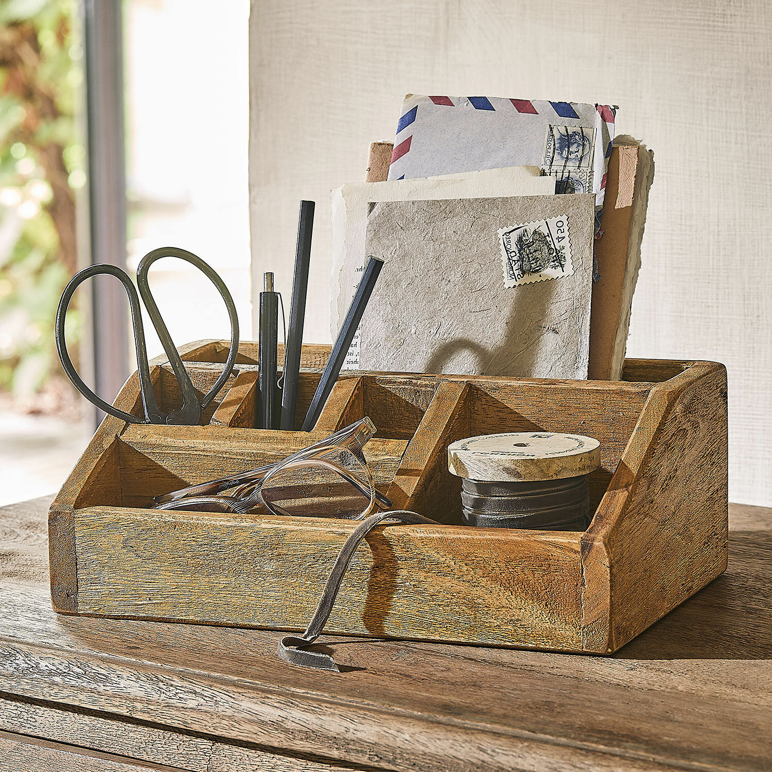 Houten bureau-organizer met vakken voor schaar, pennen en brieven, natuurlijke houtkleur