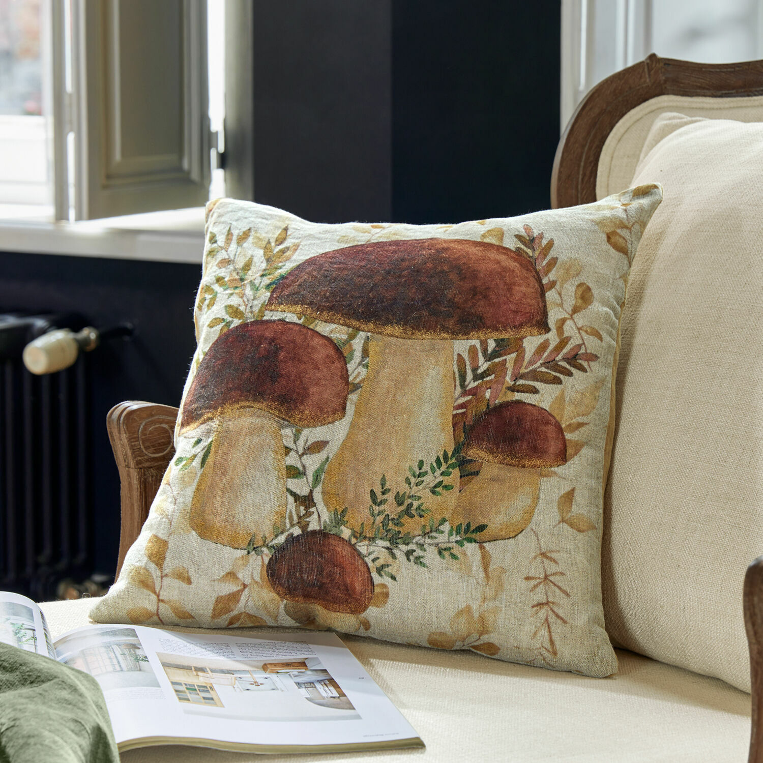 Kussenhoes Harvelle Decoratief linnen kussen met paddenstoelenprint in bruin- en beigetinten voor natuurlijke sfeer