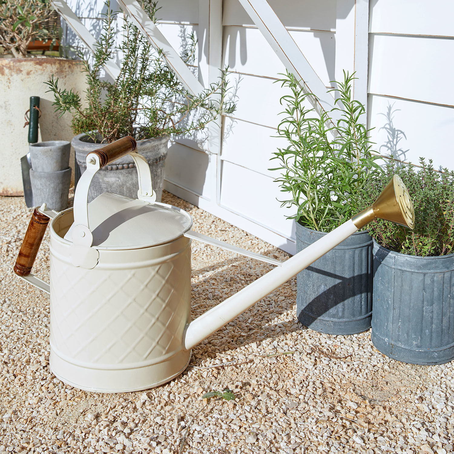Gieter Royo Crèmekleurige metalen gieter met houten handvatten en messing sproeikop voor tuinplanten