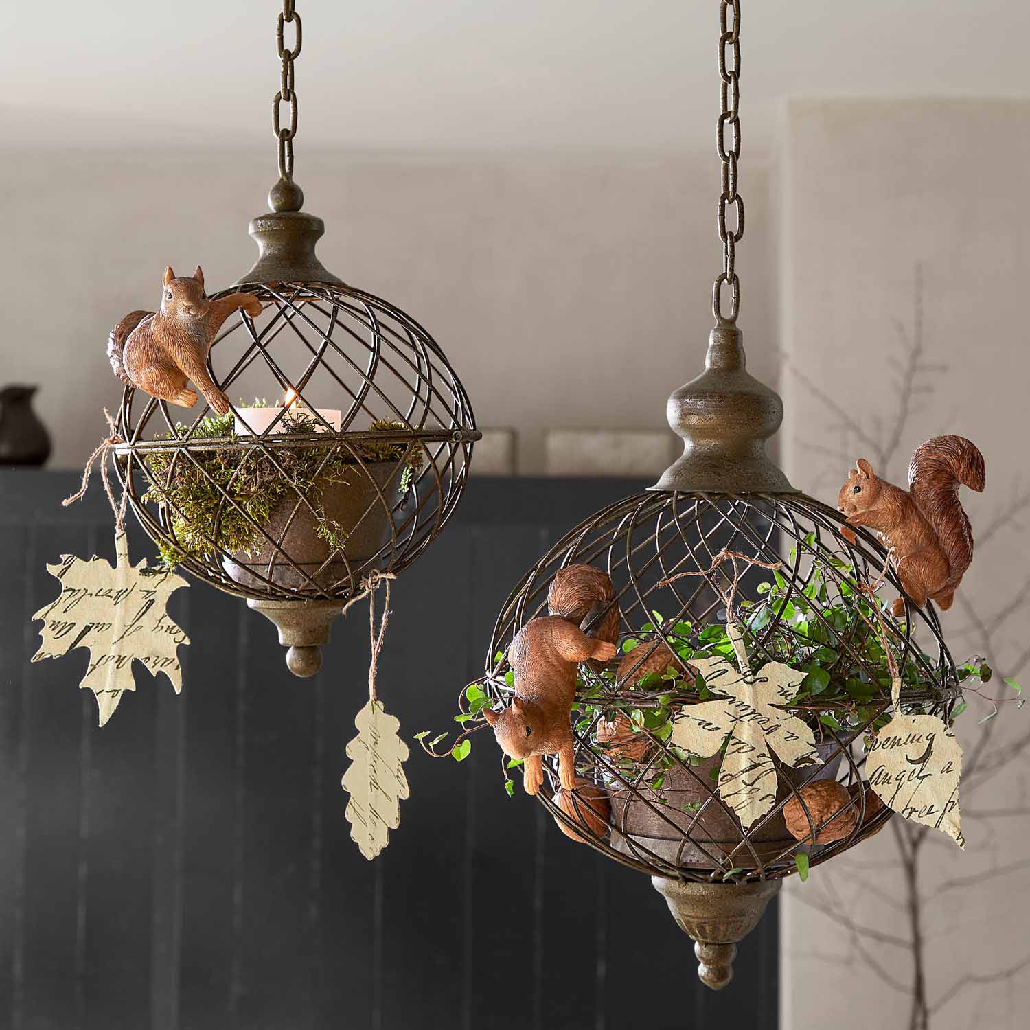 Hangende metalen decoraties met eekhoorns, bladeren en planten, binnen- en tuindecoratie