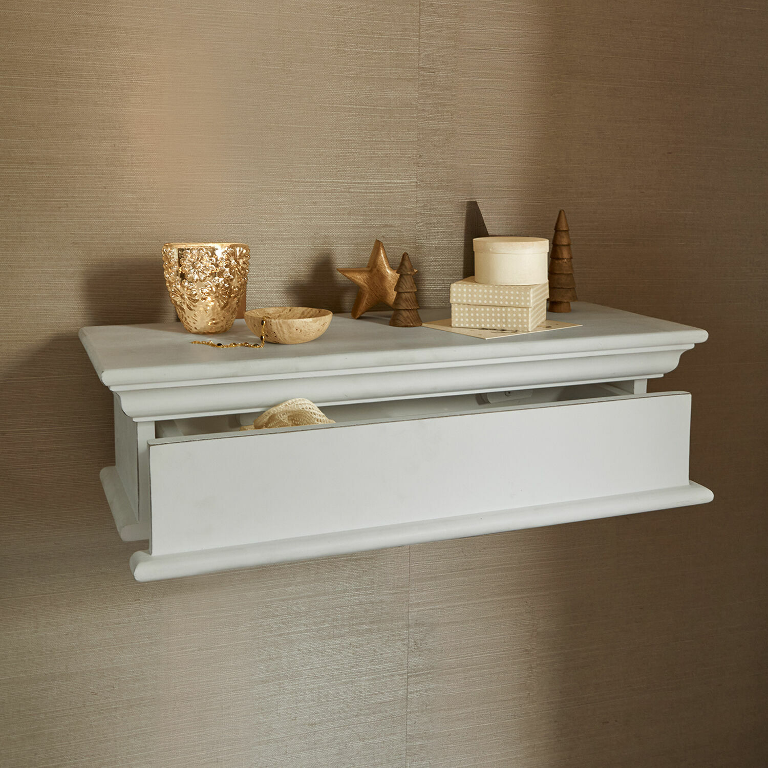 Wandplank Montarie Witte houten wandplank met lade en natuurlijke decoraties voor een stijlvolle woonkamer