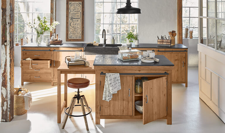 Landelijke keuken in het ochtendlicht