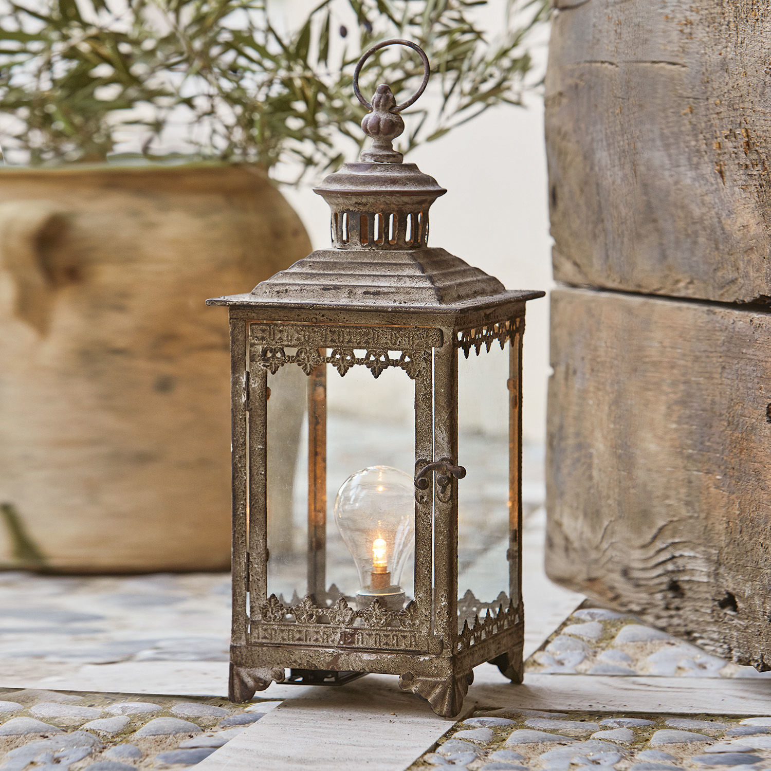 Decoratieve metalen lantaarn in vintage stijl met helder glas en LED-lamp voor terras