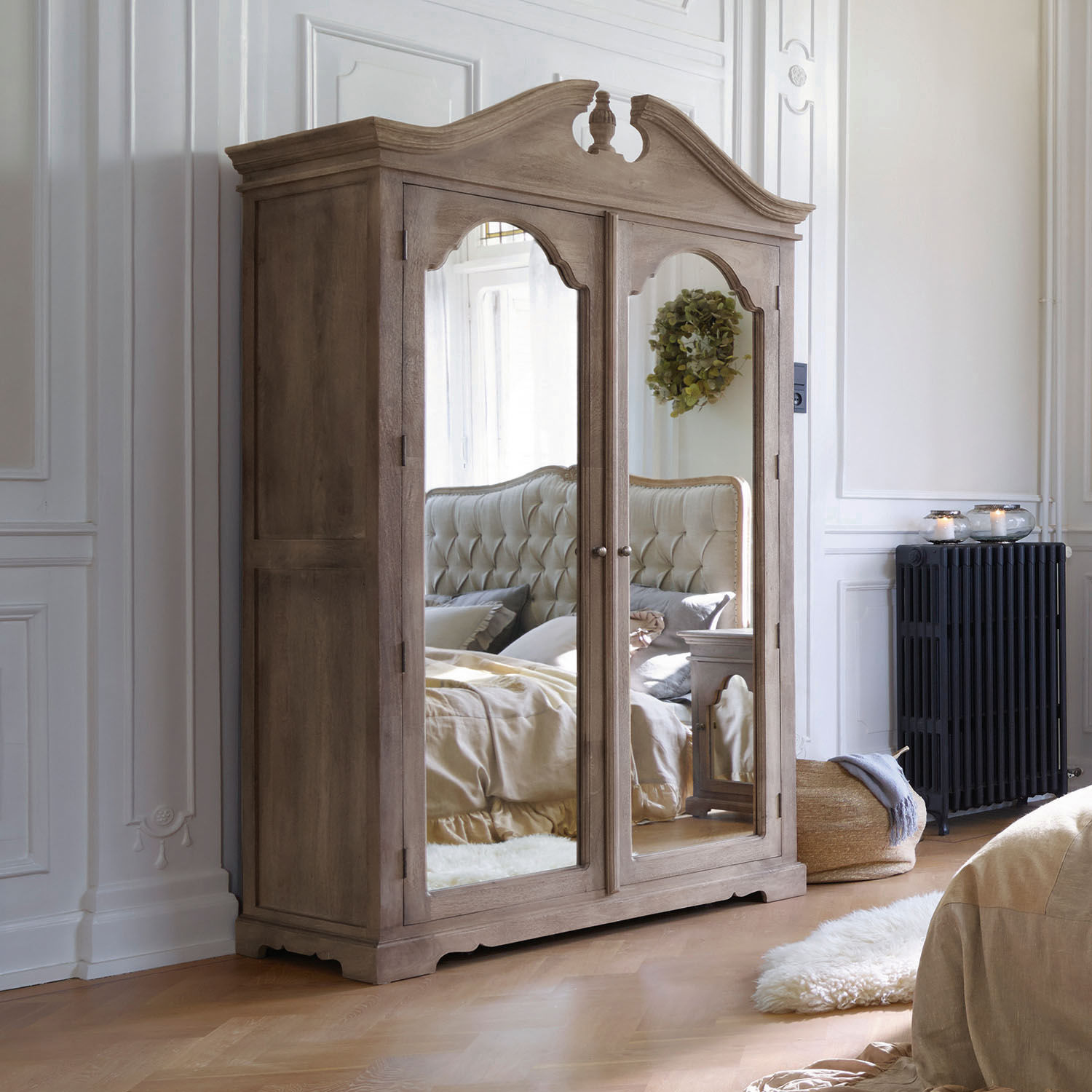 Kast Somerset Houten kast met spiegeldeuren in vintage stijl in lichte kamer met houten vloer