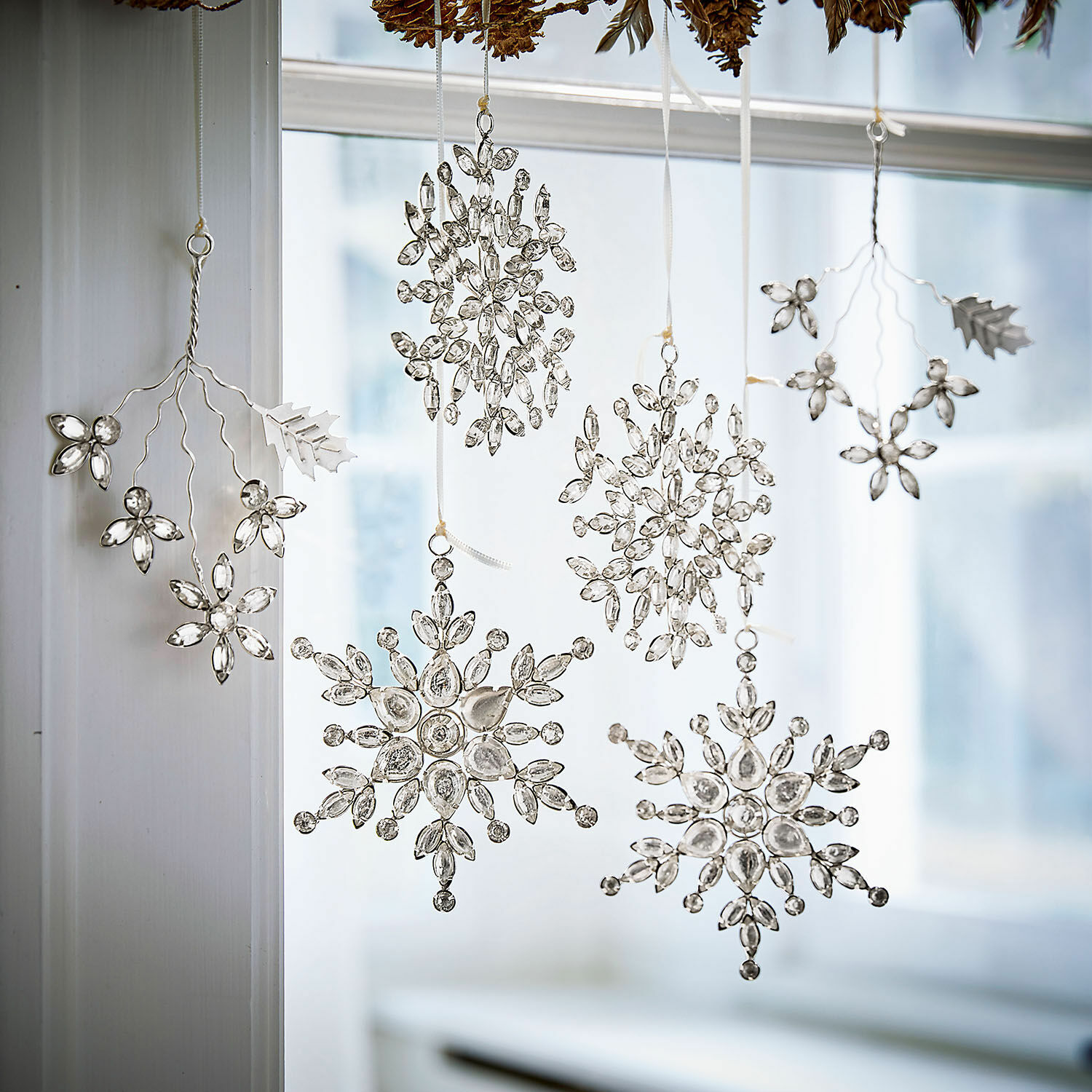 Kerstversiering set van 6 Allegan Decoratieve sneeuwvlokhangers van helder glas en metaal voor feestelijke raamdecoratie