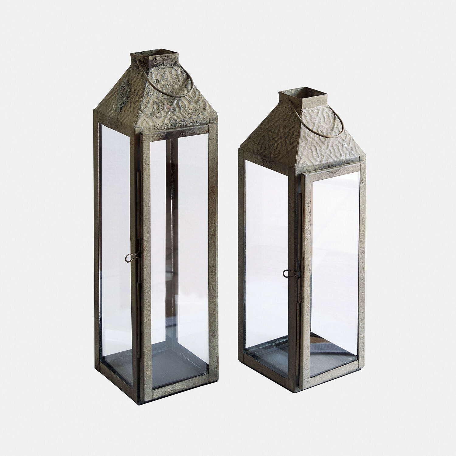 Set van twee grijze metalen lantaarns met verouderde afwerking en glazen panelen voor decoratie