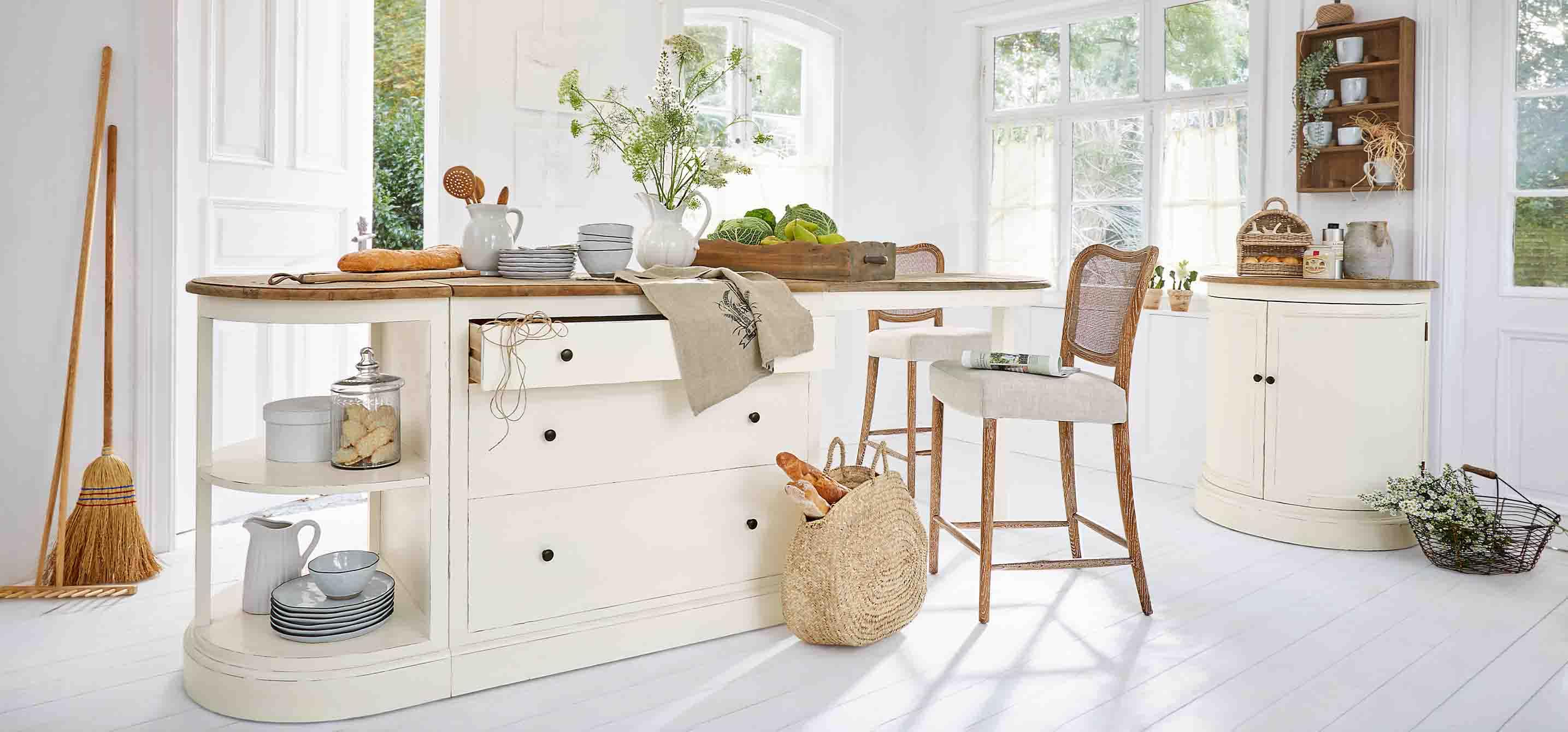 Rustieke keuken met wit kookeiland en houten werkblad, natuurlijke decoraties en keukenaccessoires