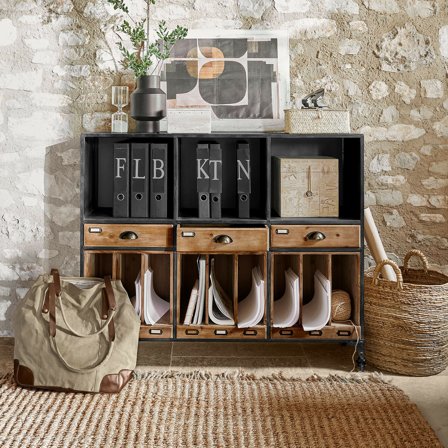 Sideboard Fenwicke Zwarte metalen en houten kast met lades en ordners tegen een stenen muur in vintage stijl