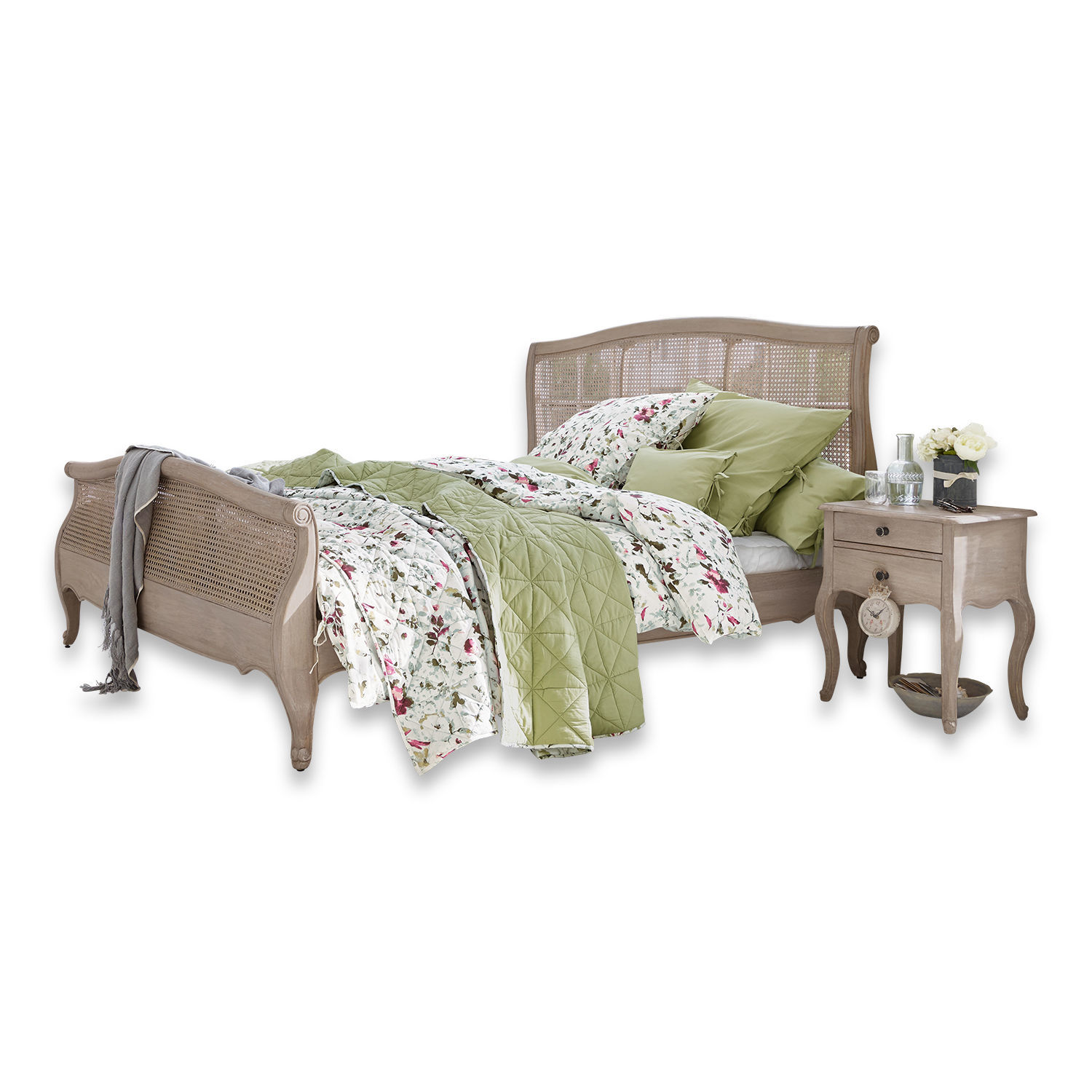 Bed Truso Bed van natuurlijk hout en riet met groene en bloemrijke vintage stijl beddengoed