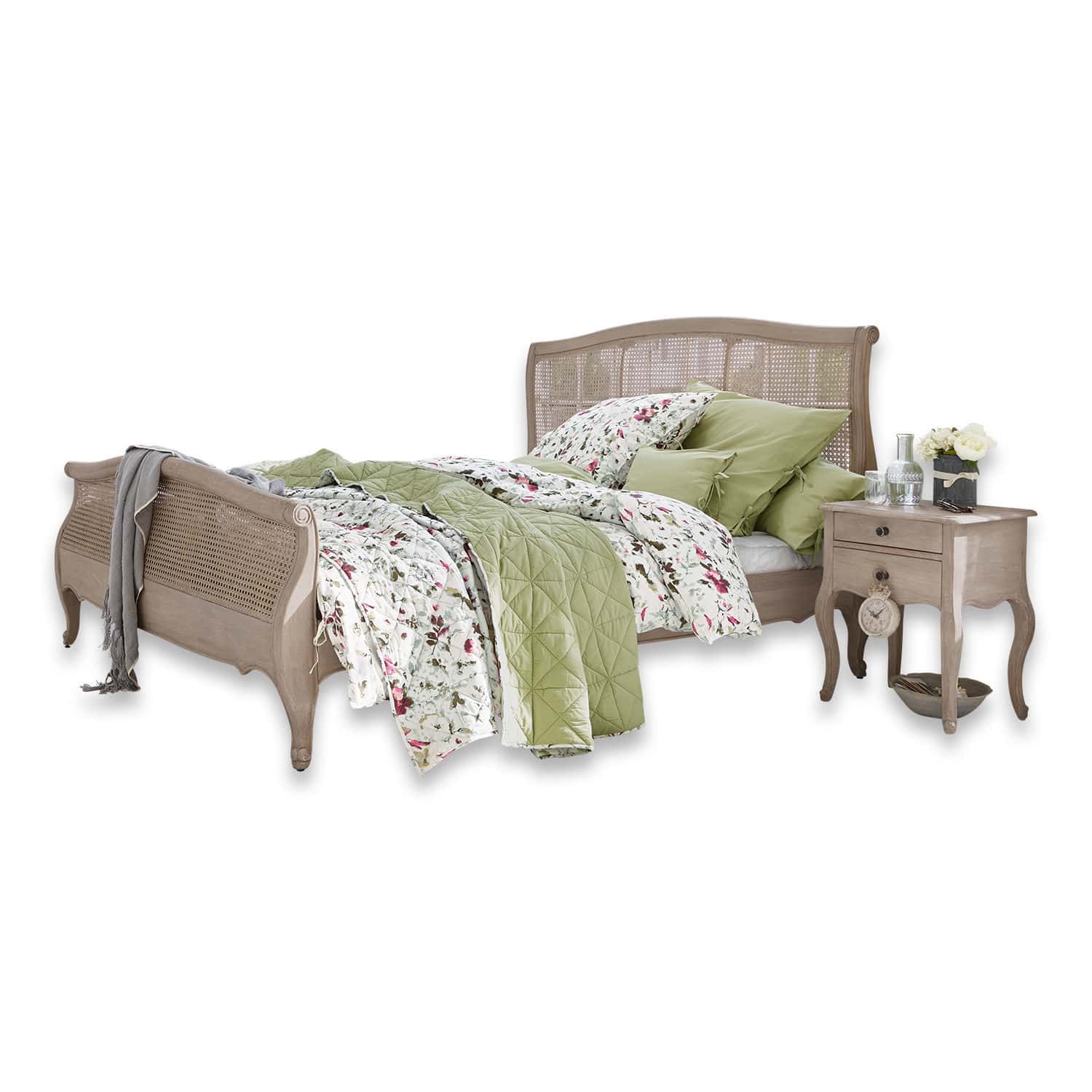 Bed Truso Bed van natuurlijk hout en riet met groene en bloemrijke vintage stijl beddengoed