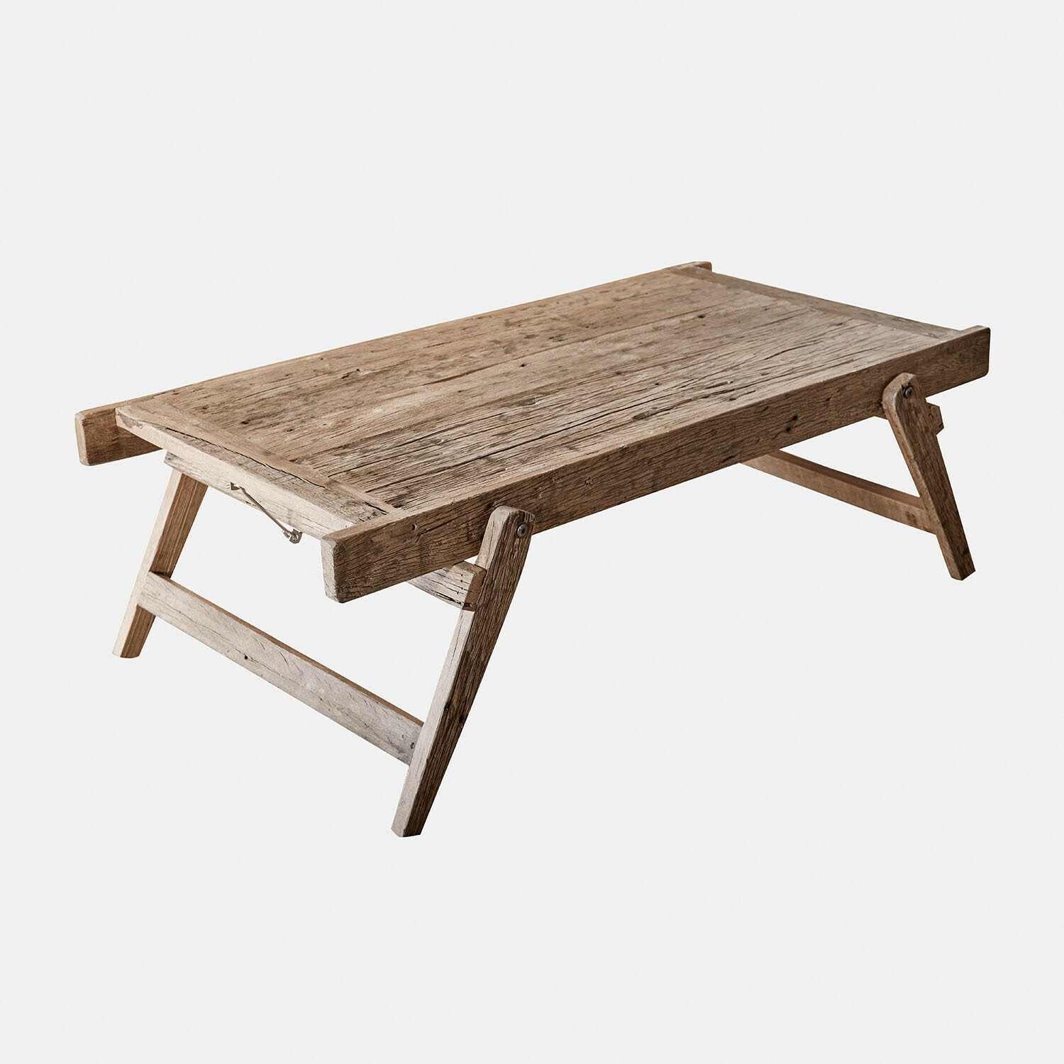 Opvouwbaar houten ontbijttafeltje in natuurlijke houtkleur, rustiek meubel voor op bed