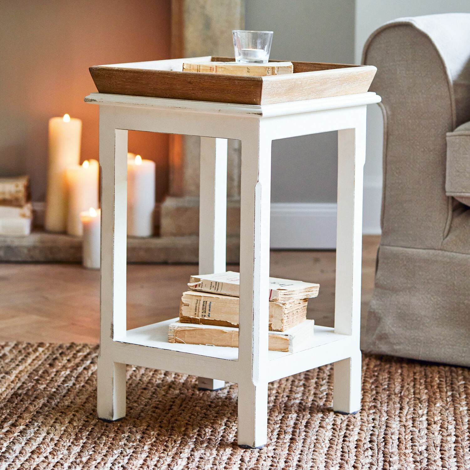 Bijzettafel Vieille Witte houten bijzettafel met plank en natuurlijk houten dienblad op vloerkleed in woonkamer
