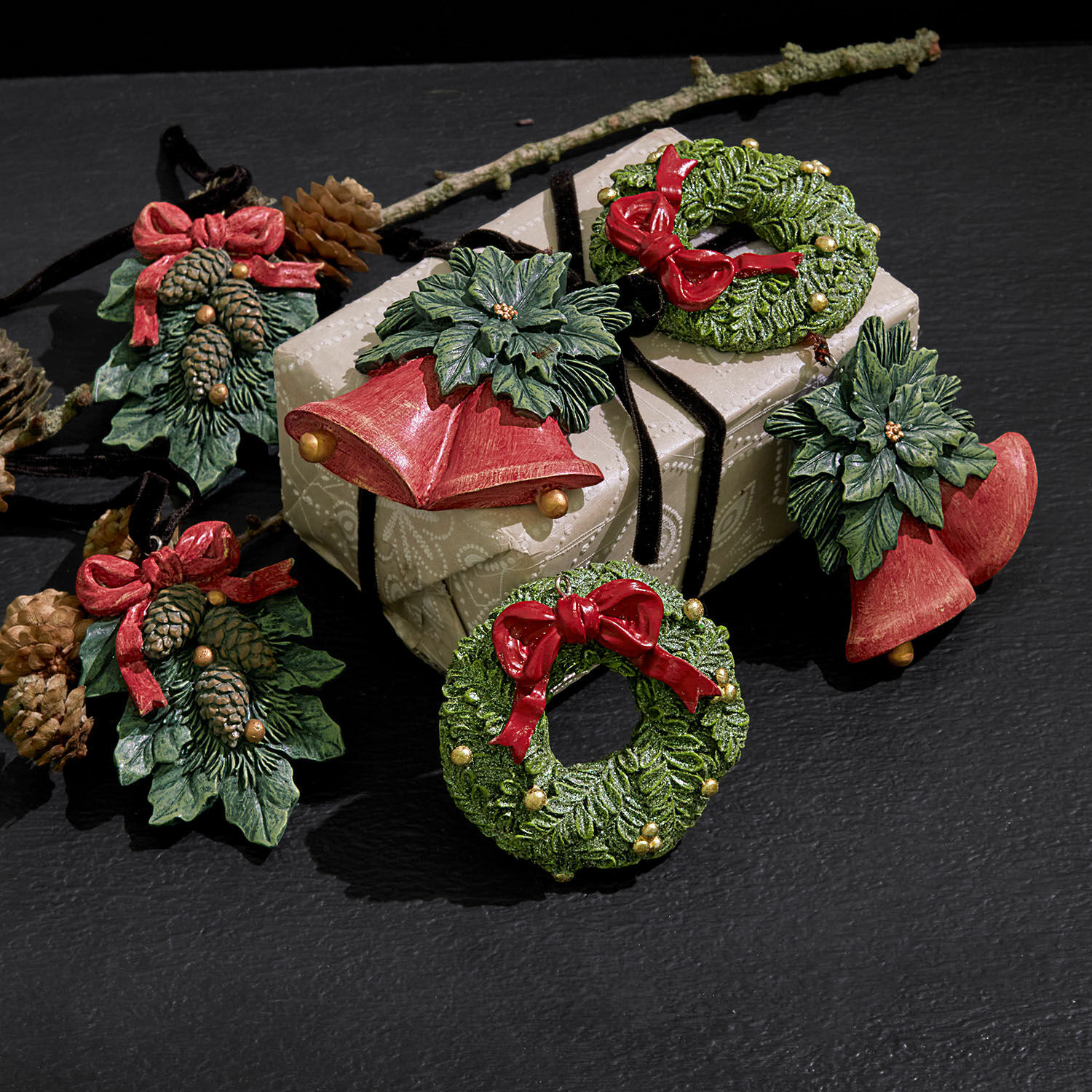 Hanger set van 6 Sarivena Set kerstdecoraties van groene hars met rode strikken en bellen op een cadeau